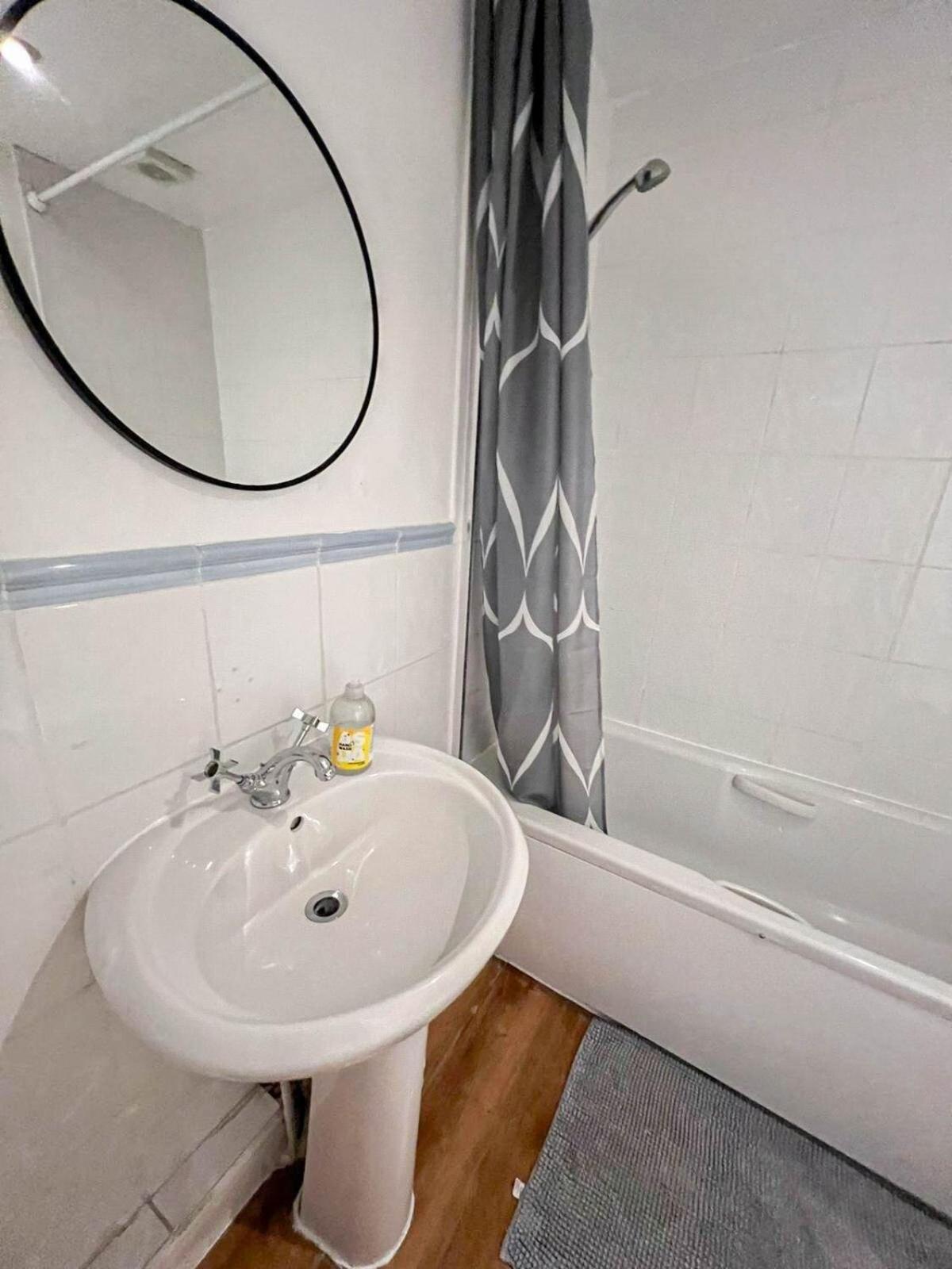 Cosy 1 Bedroom In Kensington, Shepherds Bush Apartment *