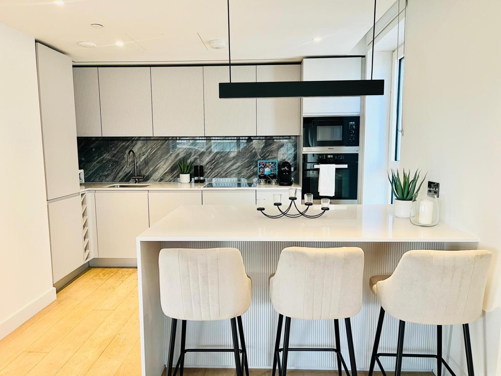 Apartment Luxury 2-bed 2-bath -white Living -steps To Tube