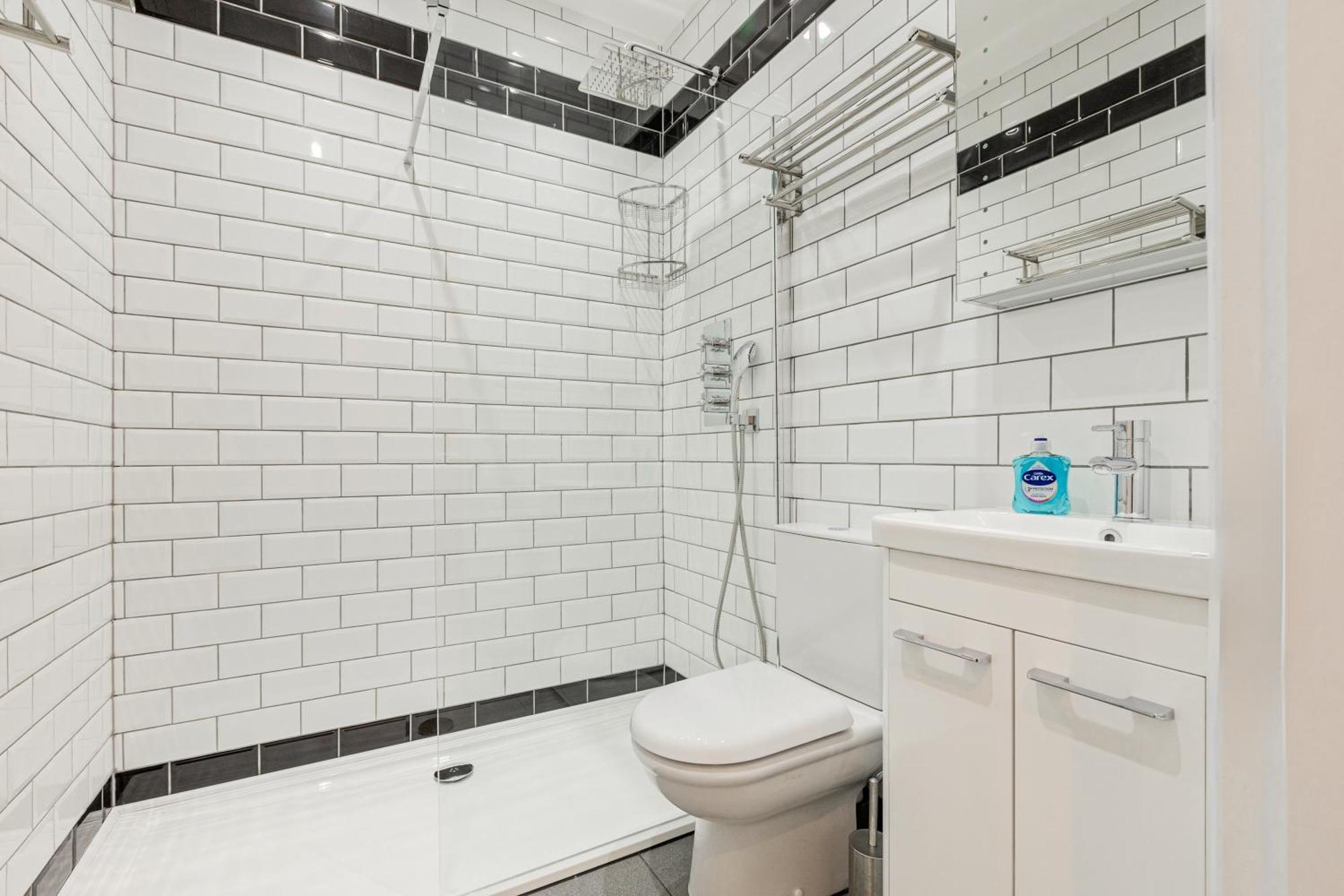 Charming 2br Flat W Garden, 10min Clapham South St Apartment London