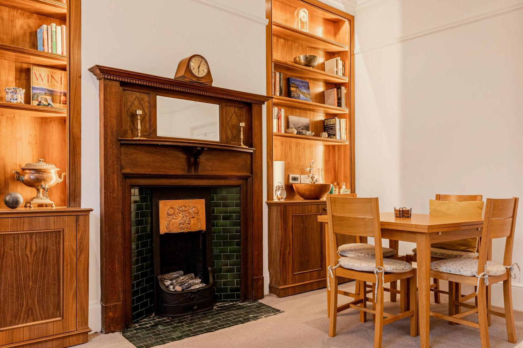 Charming 2br Flat W Garden, 10min Clapham South St Apartment London