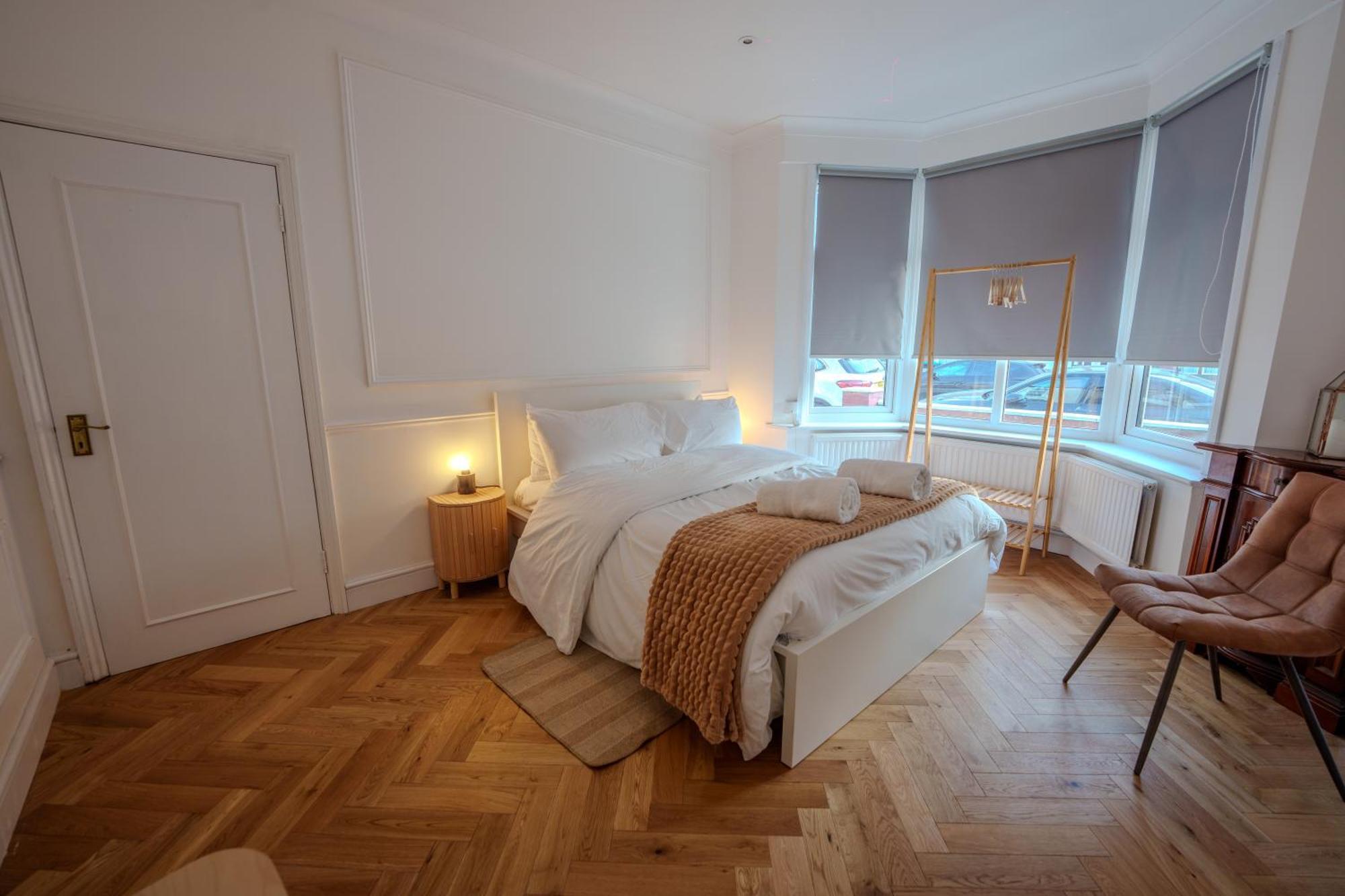 Wembley Lovely 6 Bed House Sleeps Up To 14 * London
