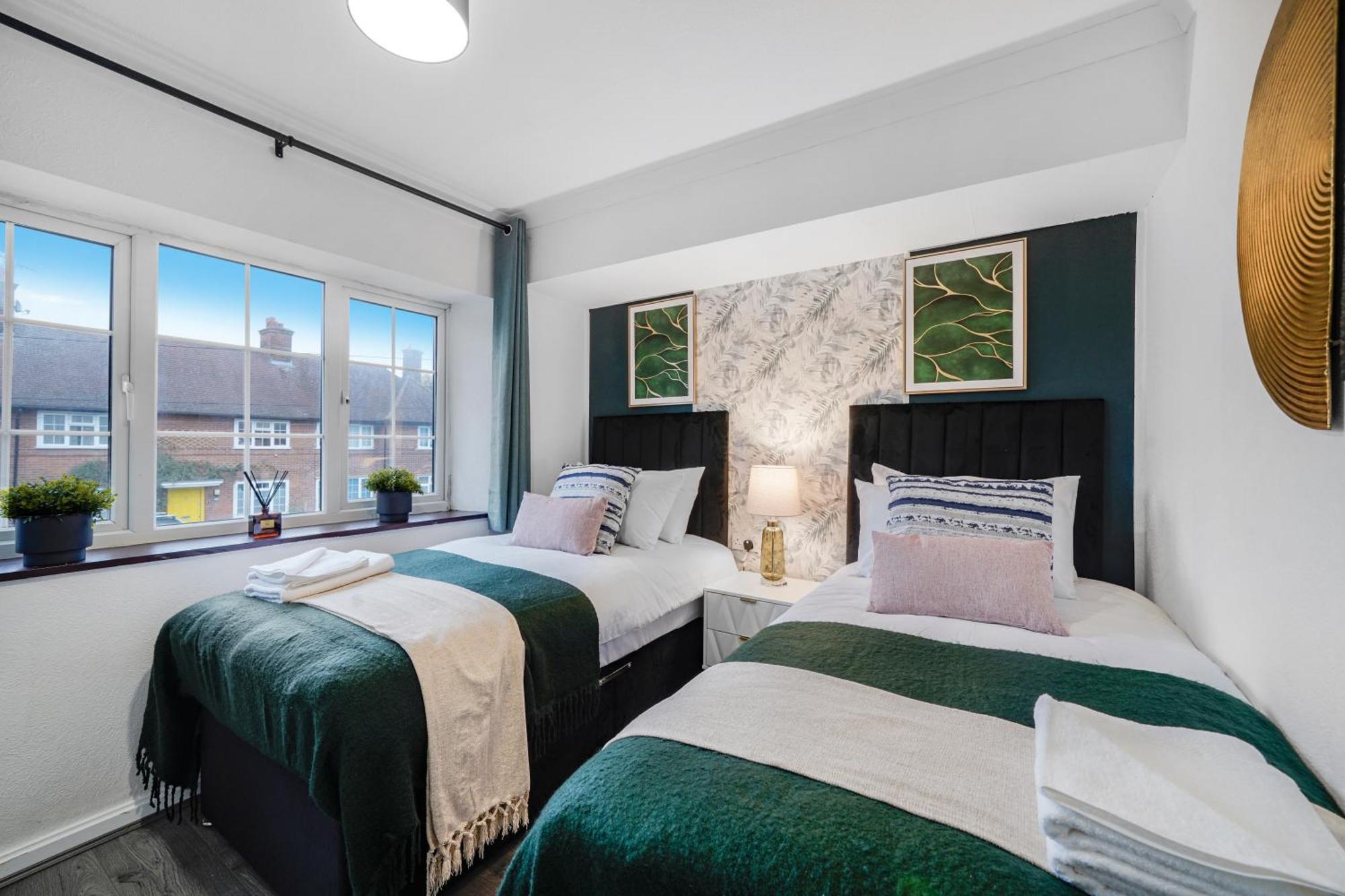 Boutique Shepherds Bush Abode-garden-sleeps 12 London