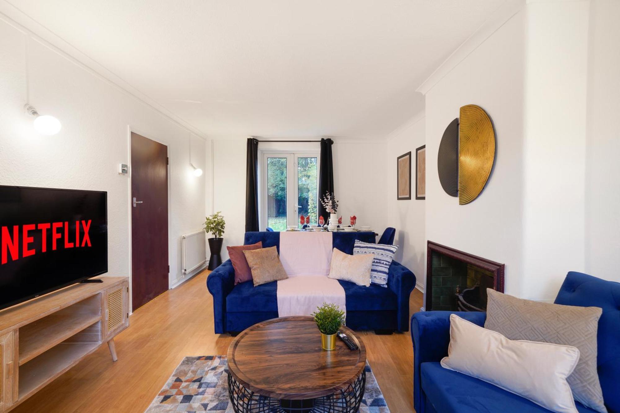 Boutique Shepherds Bush Abode-garden-sleeps 12 Holiday home