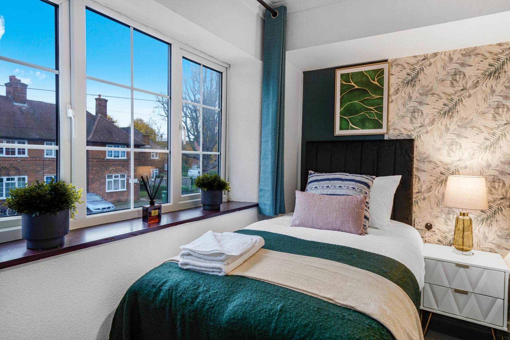 Boutique Shepherds Bush Abode-garden-sleeps 12 Holiday home *