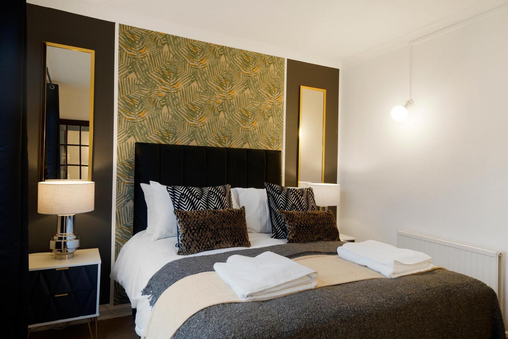 Boutique Shepherds Bush Abode-garden-sleeps 12 London