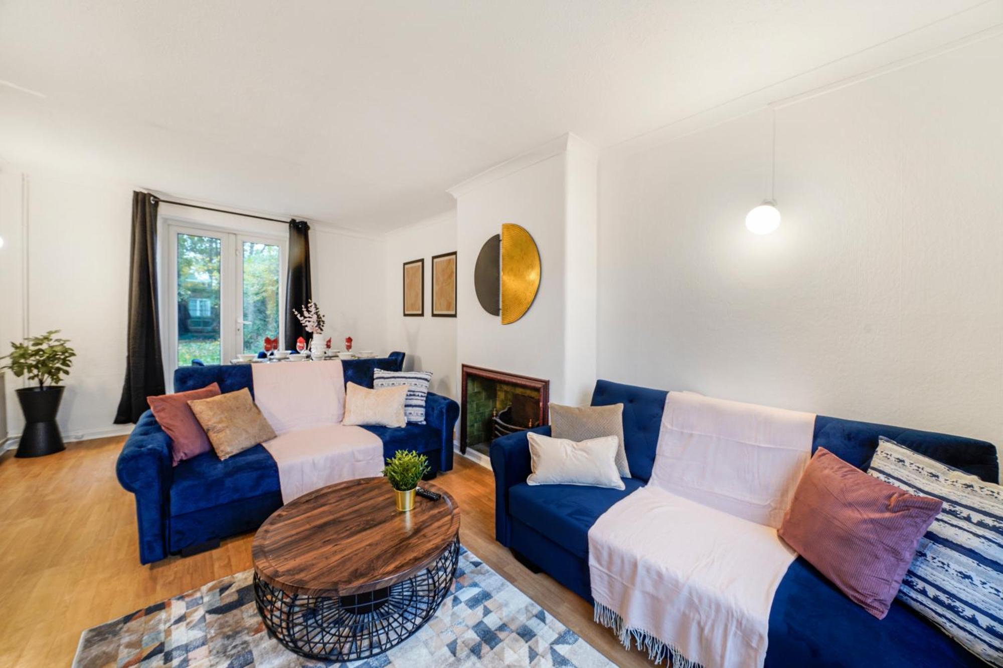 Boutique Shepherds Bush Abode-garden-sleeps 12 Holiday home London