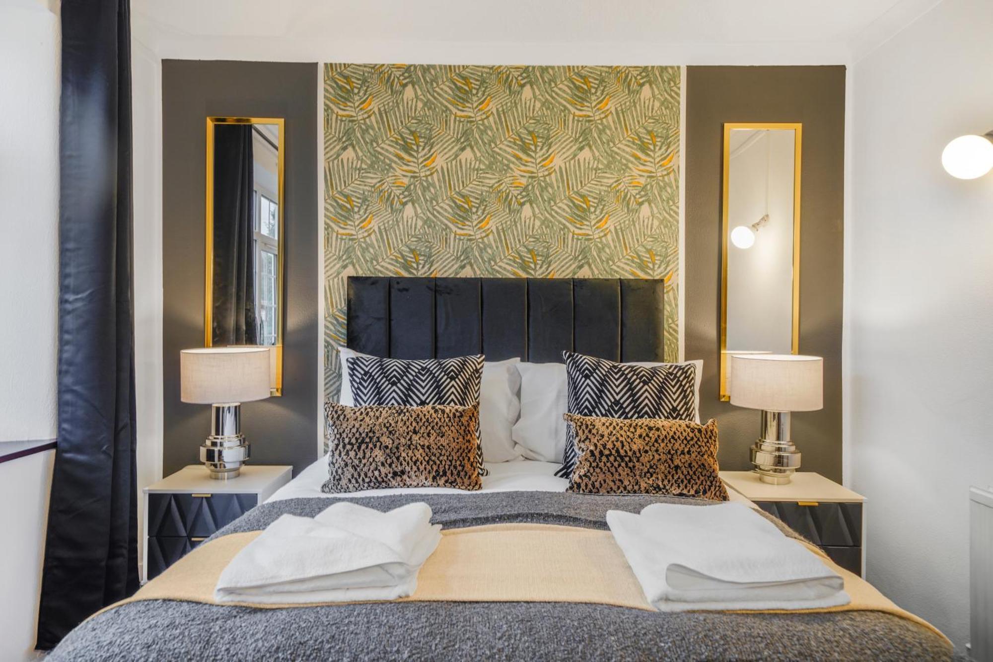 Holiday home Boutique Shepherds Bush Abode-garden-sleeps 12 London