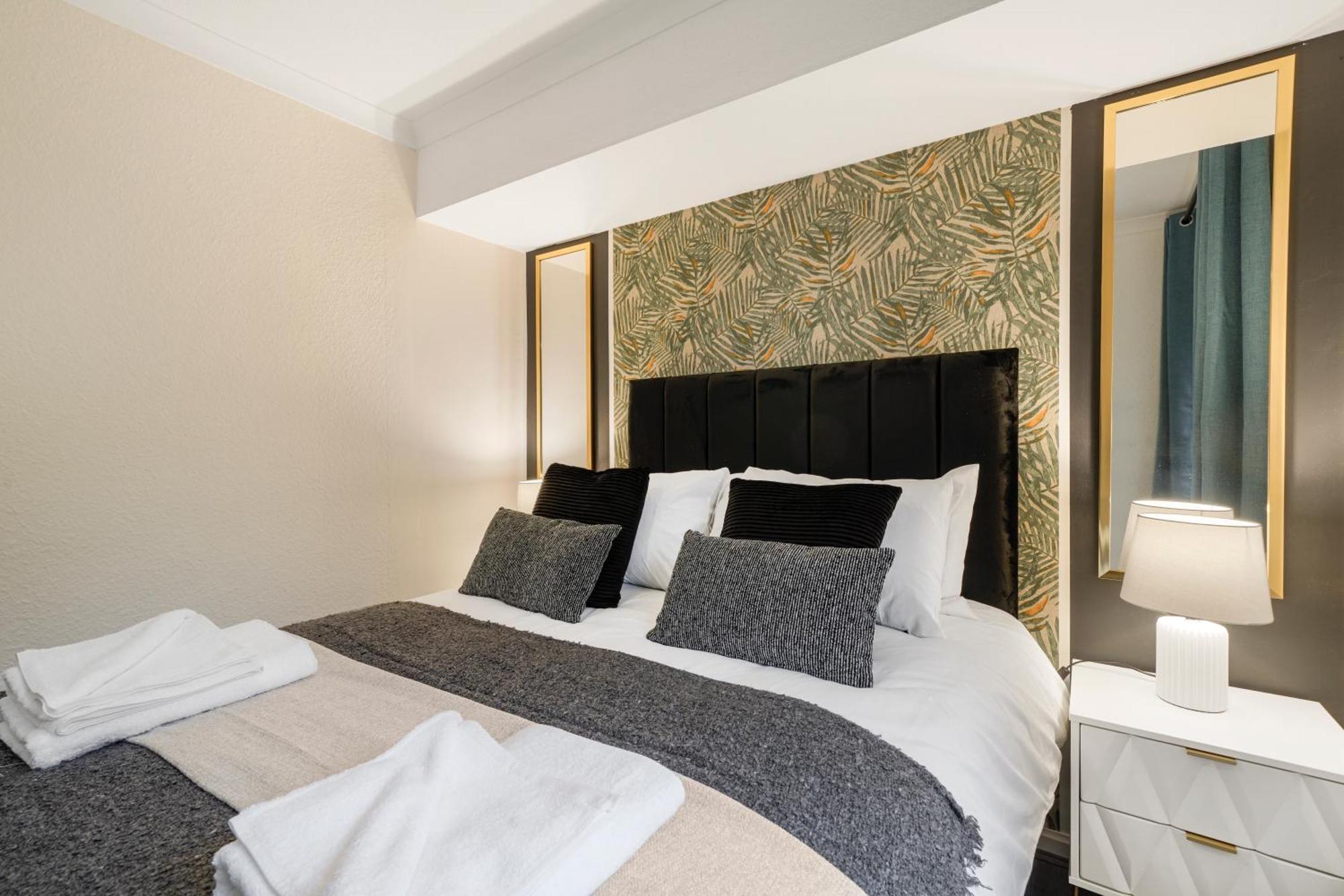 Boutique Shepherds Bush Abode-garden-sleeps 12 Holiday home