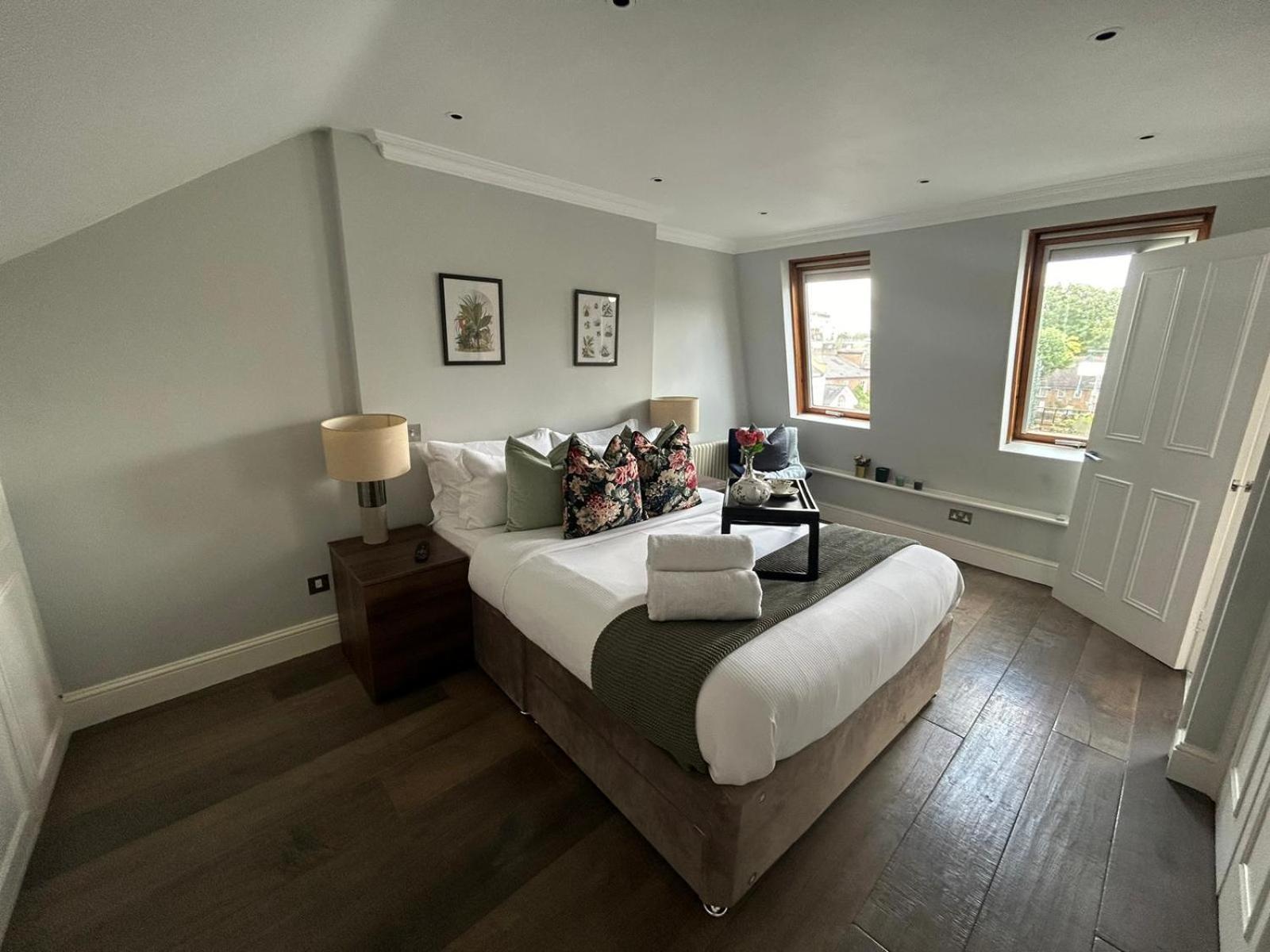 Beautiful And Spacious 2 Bed, 2 Bath Bordering Fulham And Chelsea - Entire With Private Entrance London