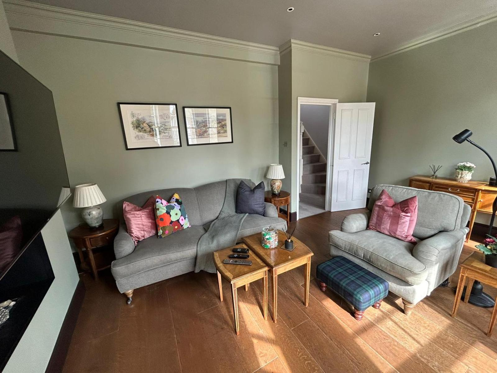 Beautiful And Spacious 2 Bed, 2 Bath Bordering Fulham And Chelsea - Entire With Private Entrance Apartment