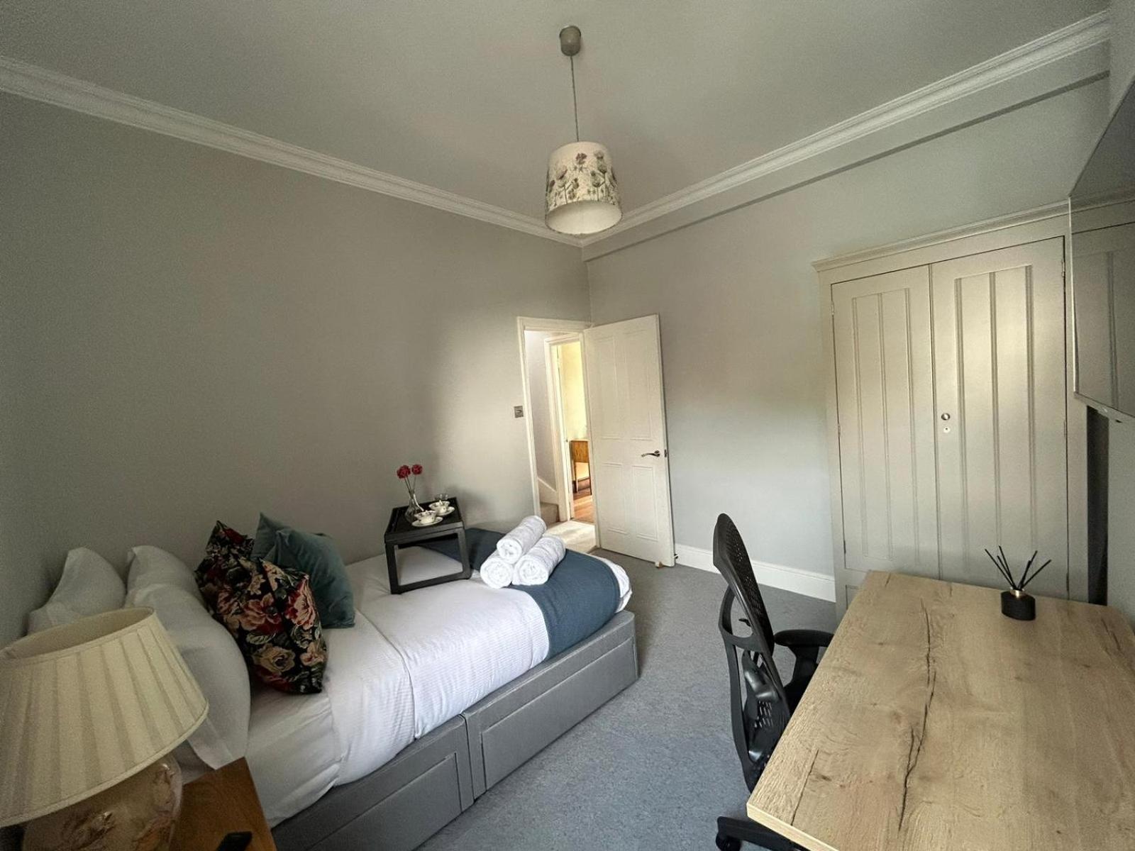 Beautiful And Spacious 2 Bed, 2 Bath Bordering Fulham And Chelsea - Entire With Private Entrance Apartment *