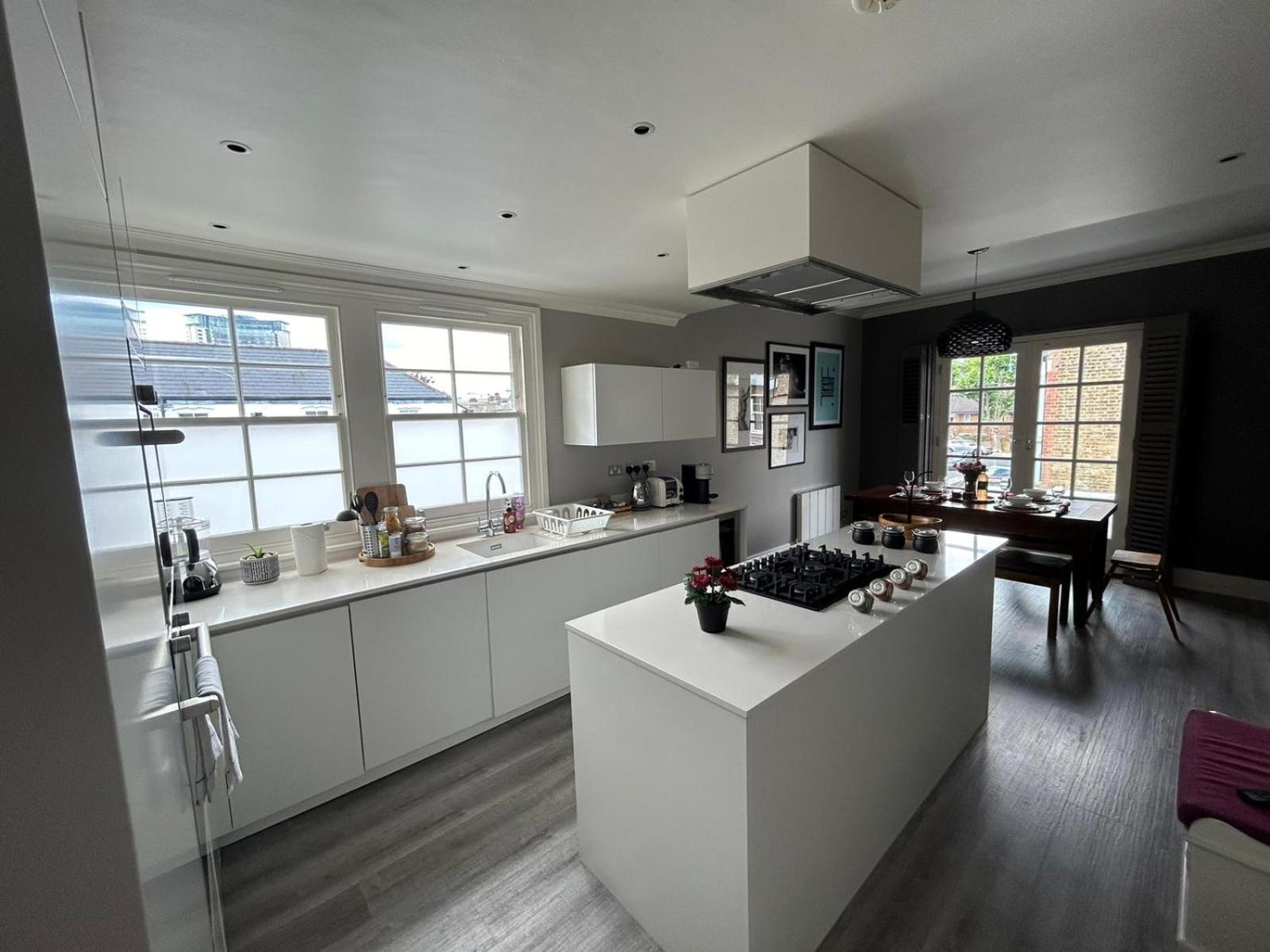 Apartment Beautiful And Spacious 2 Bed, 2 Bath Bordering Fulham And Chelsea - Entire With Private Entrance *
