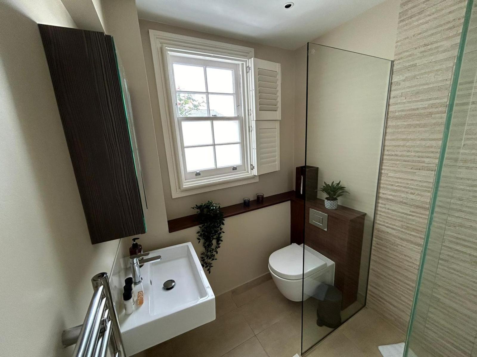 Beautiful And Spacious 2 Bed, 2 Bath Bordering Fulham And Chelsea - Entire With Private Entrance Apartment London