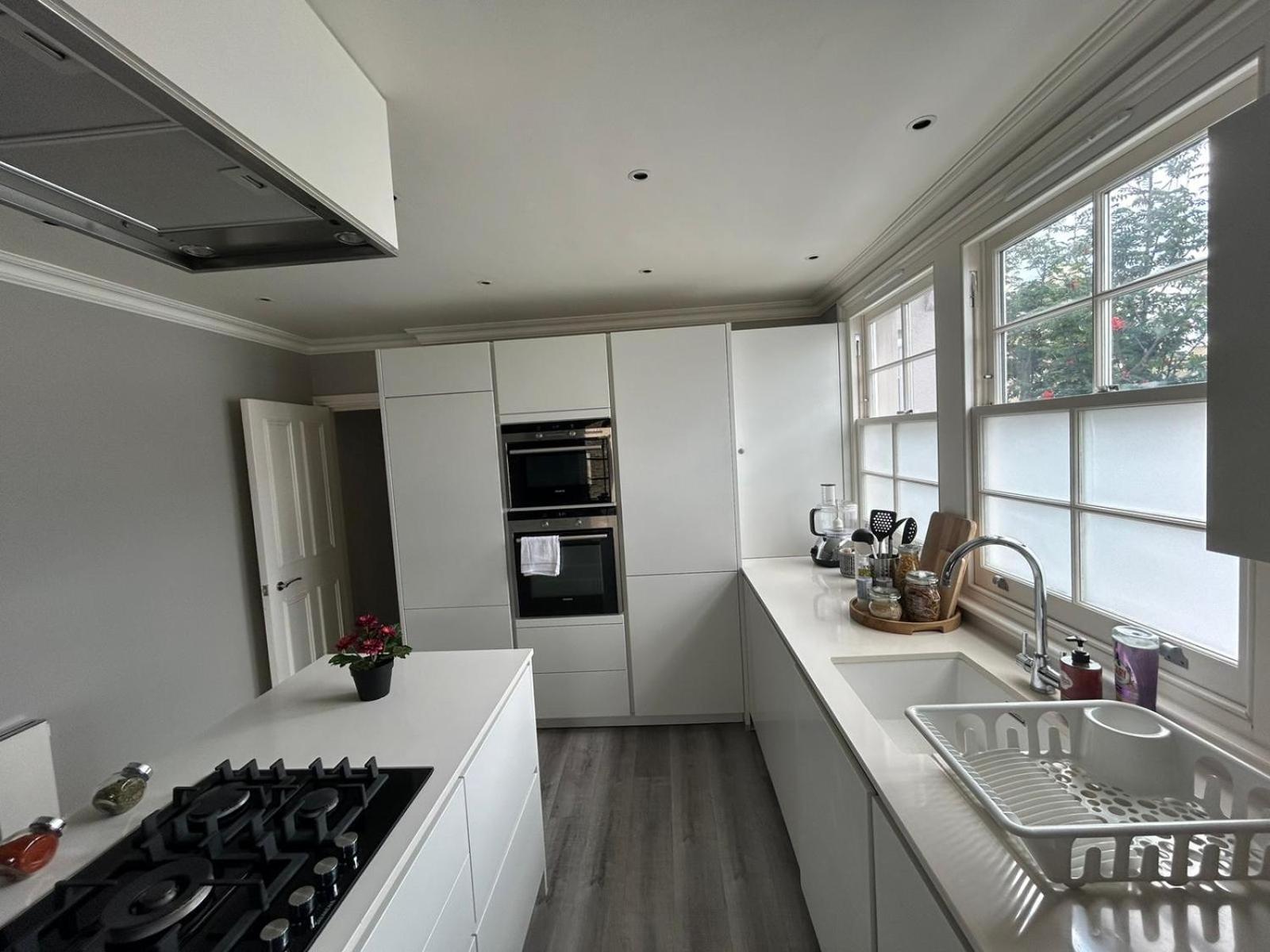 Apartment Beautiful And Spacious 2 Bed, 2 Bath Bordering Fulham And Chelsea - Entire With Private Entrance London