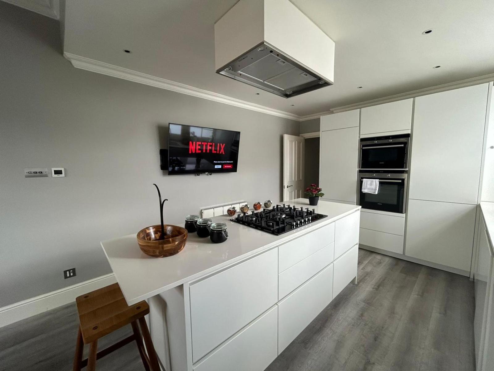 Beautiful And Spacious 2 Bed, 2 Bath Bordering Fulham And Chelsea - Entire With Private Entrance London
