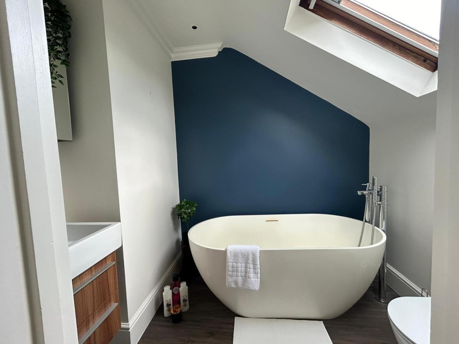 Beautiful And Spacious 2 Bed, 2 Bath Bordering Fulham And Chelsea - Entire With Private Entrance Apartment