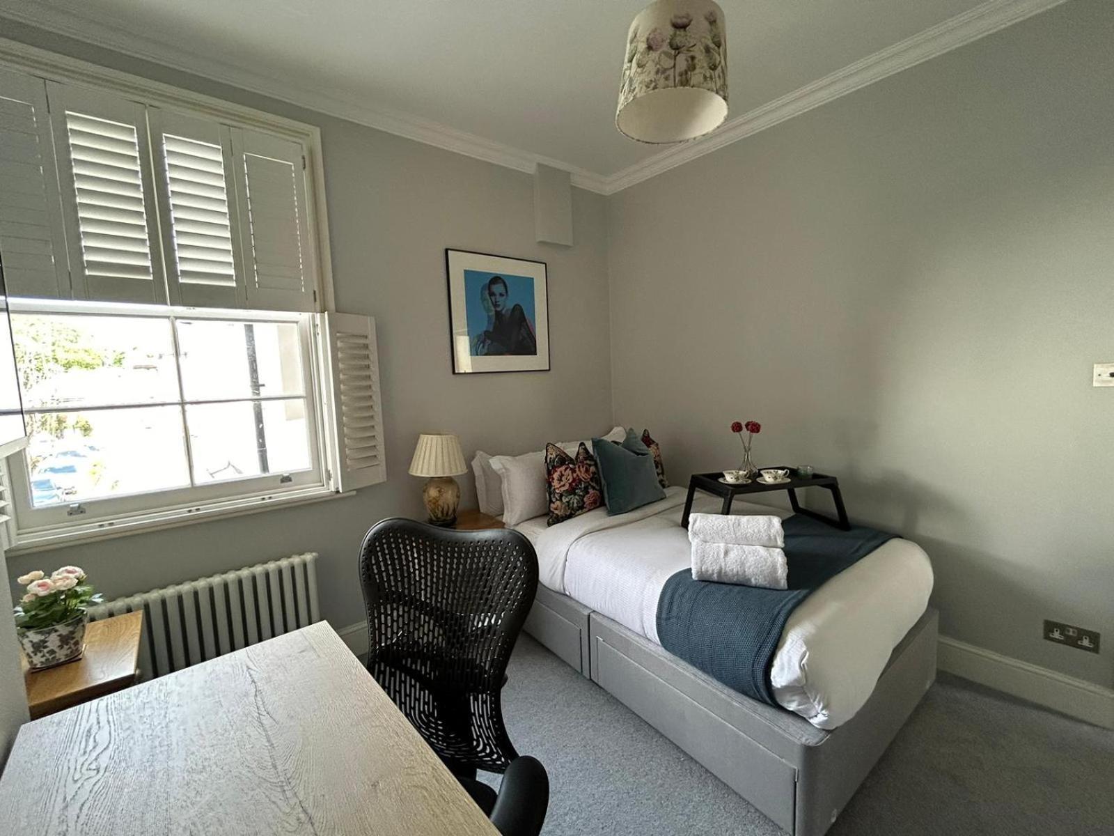 Apartment Beautiful And Spacious 2 Bed, 2 Bath Bordering Fulham And Chelsea - Entire With Private Entrance