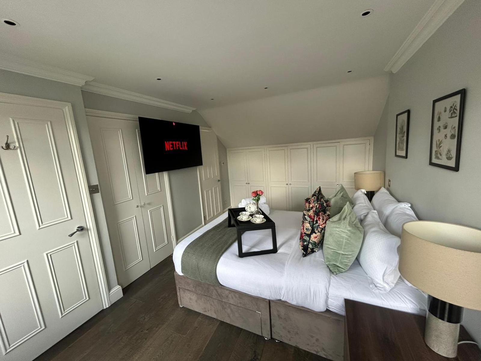 Beautiful And Spacious 2 Bed, 2 Bath Bordering Fulham And Chelsea - Entire With Private Entrance Apartment *
