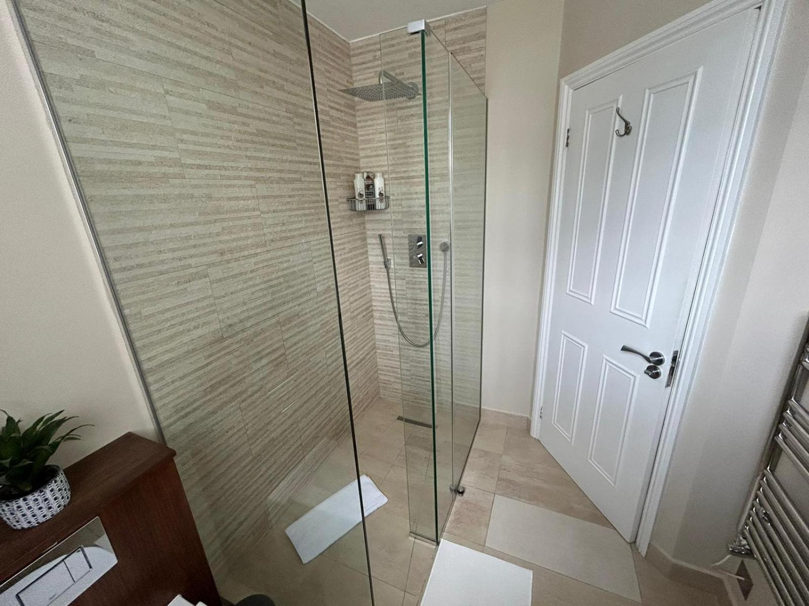 Beautiful And Spacious 2 Bed, 2 Bath Bordering Fulham And Chelsea - Entire With Private Entrance Apartment London