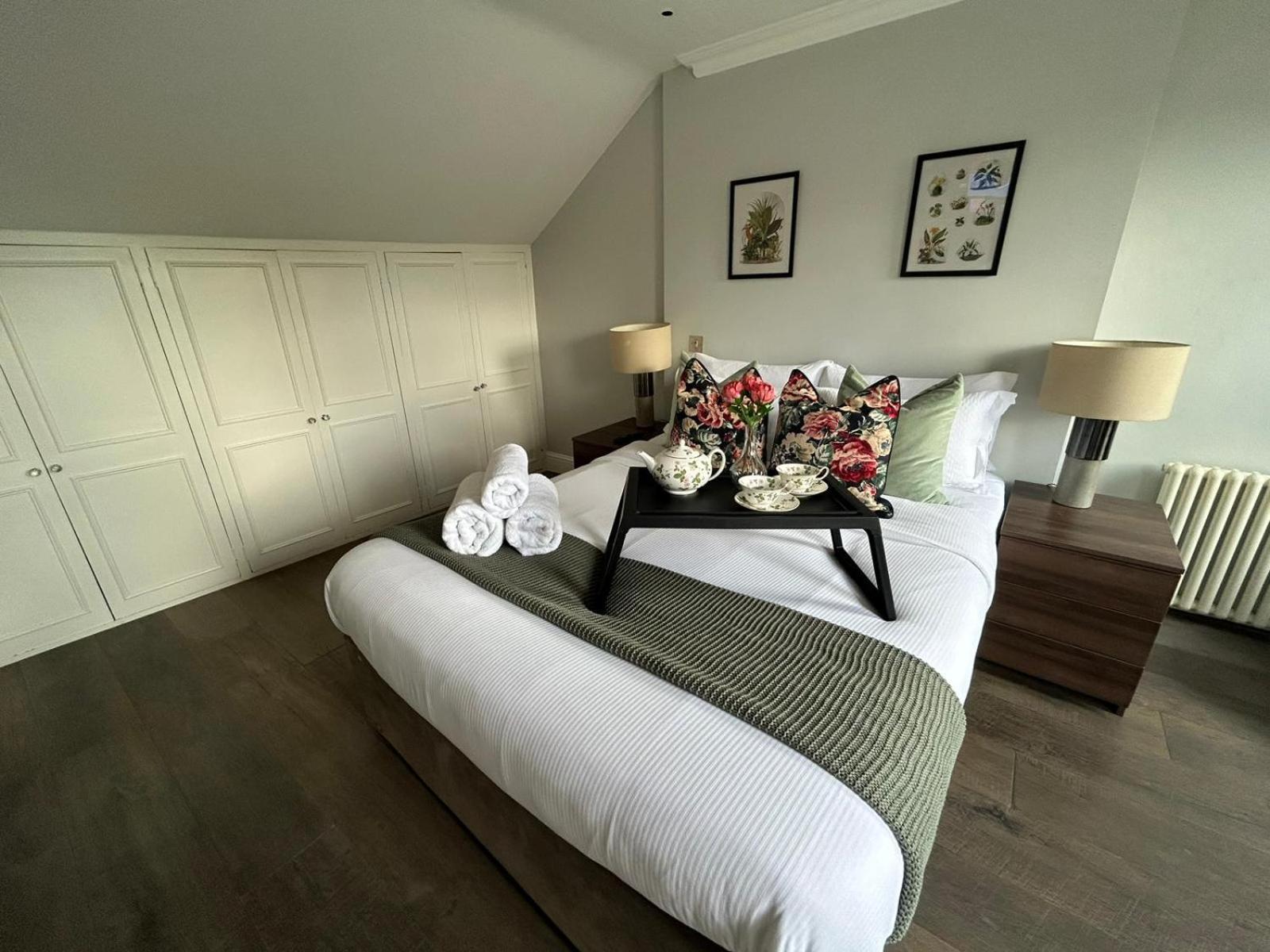 Apartment Beautiful And Spacious 2 Bed, 2 Bath Bordering Fulham And Chelsea - Entire With Private Entrance London