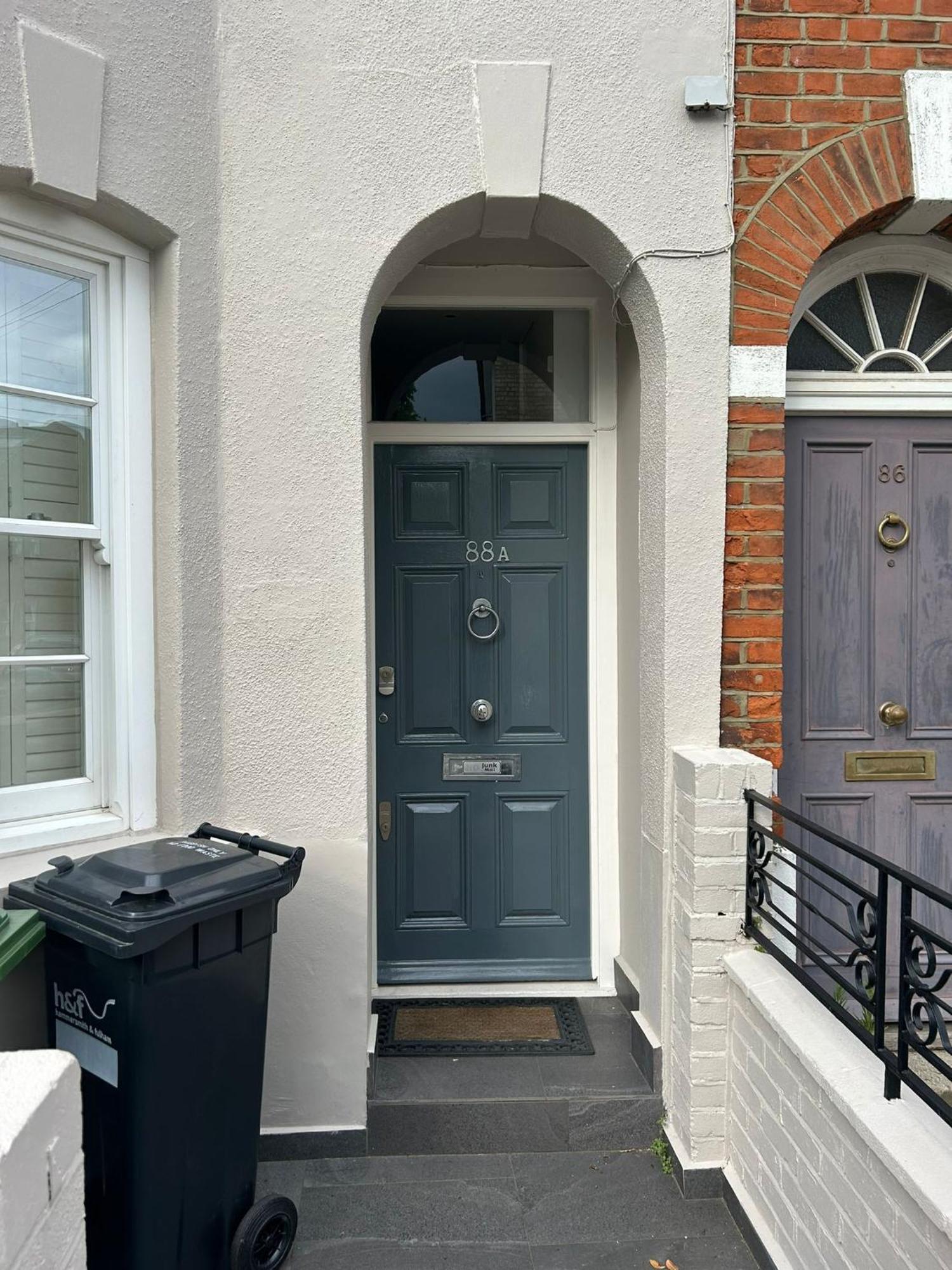 Beautiful And Spacious 2 Bed, 2 Bath Bordering Fulham And Chelsea - Entire With Private Entrance *