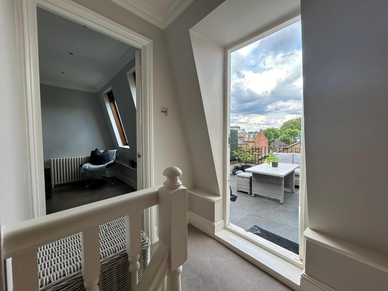 Beautiful And Spacious 2 Bed, 2 Bath Bordering Fulham And Chelsea - Entire With Private Entrance London