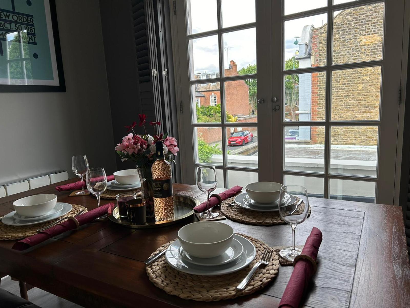 Beautiful And Spacious 2 Bed, 2 Bath Bordering Fulham And Chelsea - Entire With Private Entrance