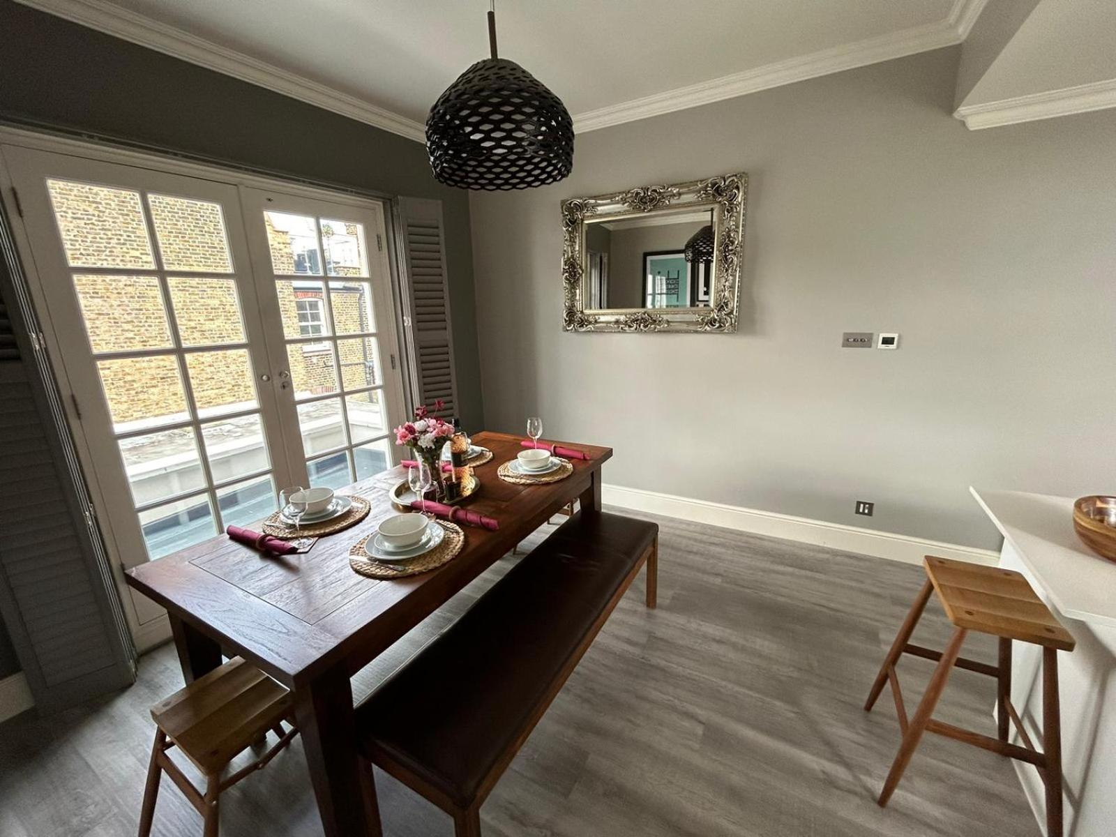 Beautiful And Spacious 2 Bed, 2 Bath Bordering Fulham And Chelsea - Entire With Private Entrance Apartment