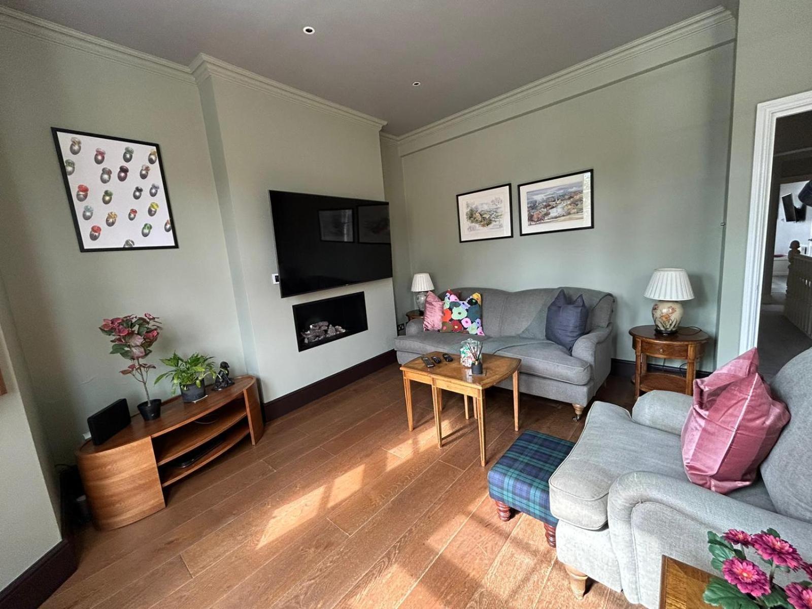 Apartment Beautiful And Spacious 2 Bed, 2 Bath Bordering Fulham And Chelsea - Entire With Private Entrance