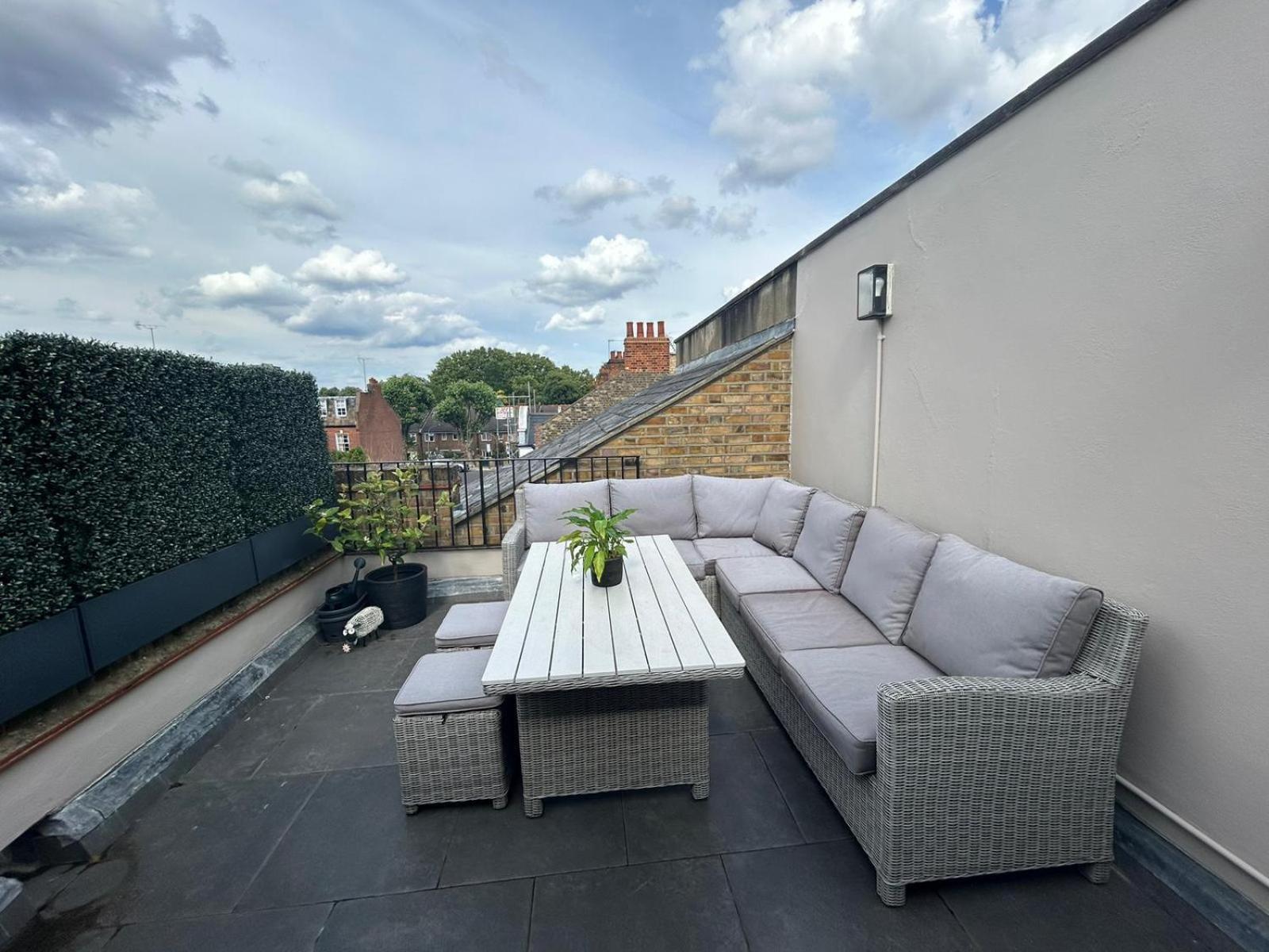 Beautiful And Spacious 2 Bed, 2 Bath Bordering Fulham And Chelsea - Entire With Private Entrance Apartment *