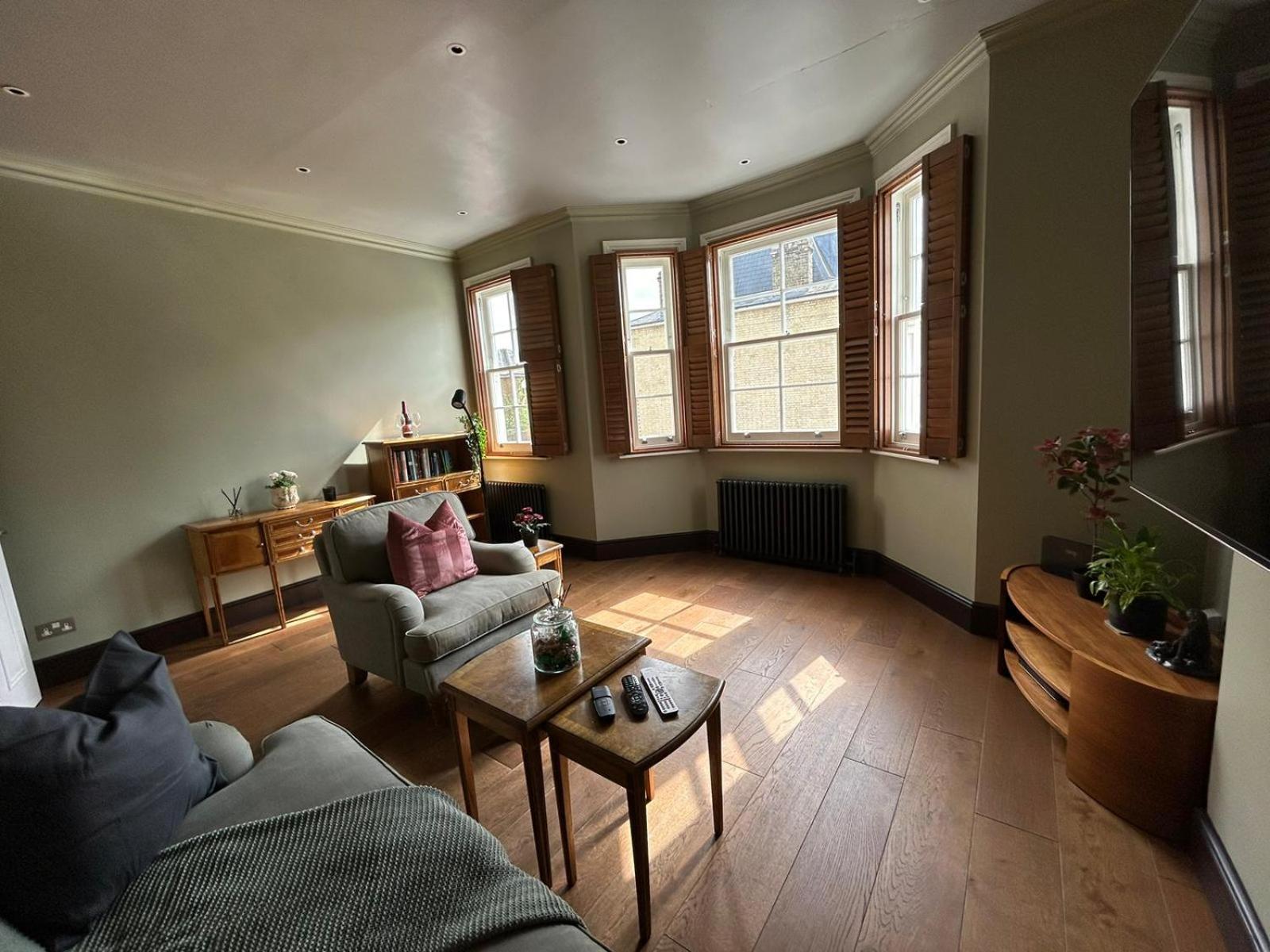 Apartment Beautiful And Spacious 2 Bed, 2 Bath Bordering Fulham And Chelsea - Entire With Private Entrance *