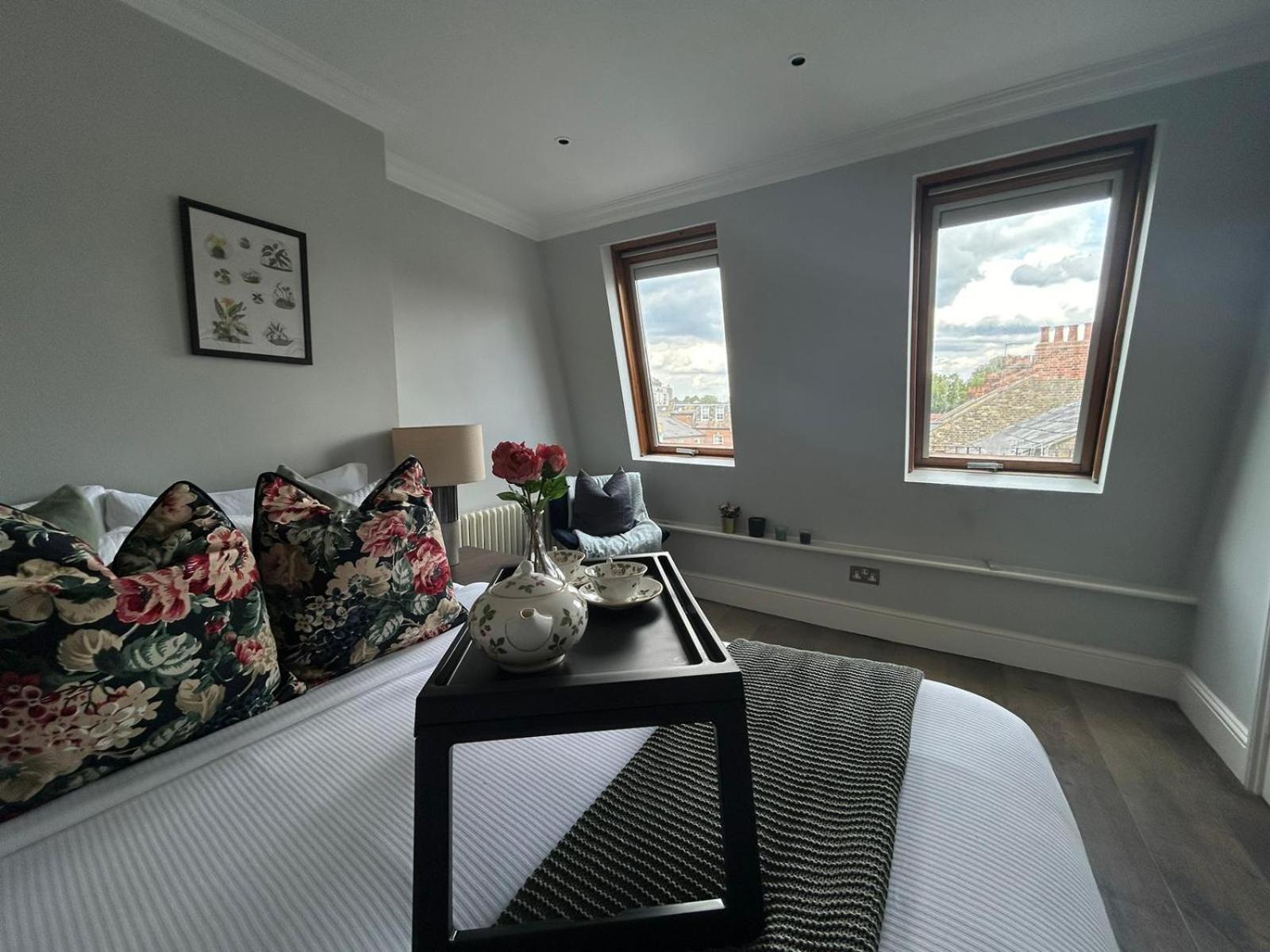 Beautiful And Spacious 2 Bed, 2 Bath Bordering Fulham And Chelsea - Entire With Private Entrance Apartment London