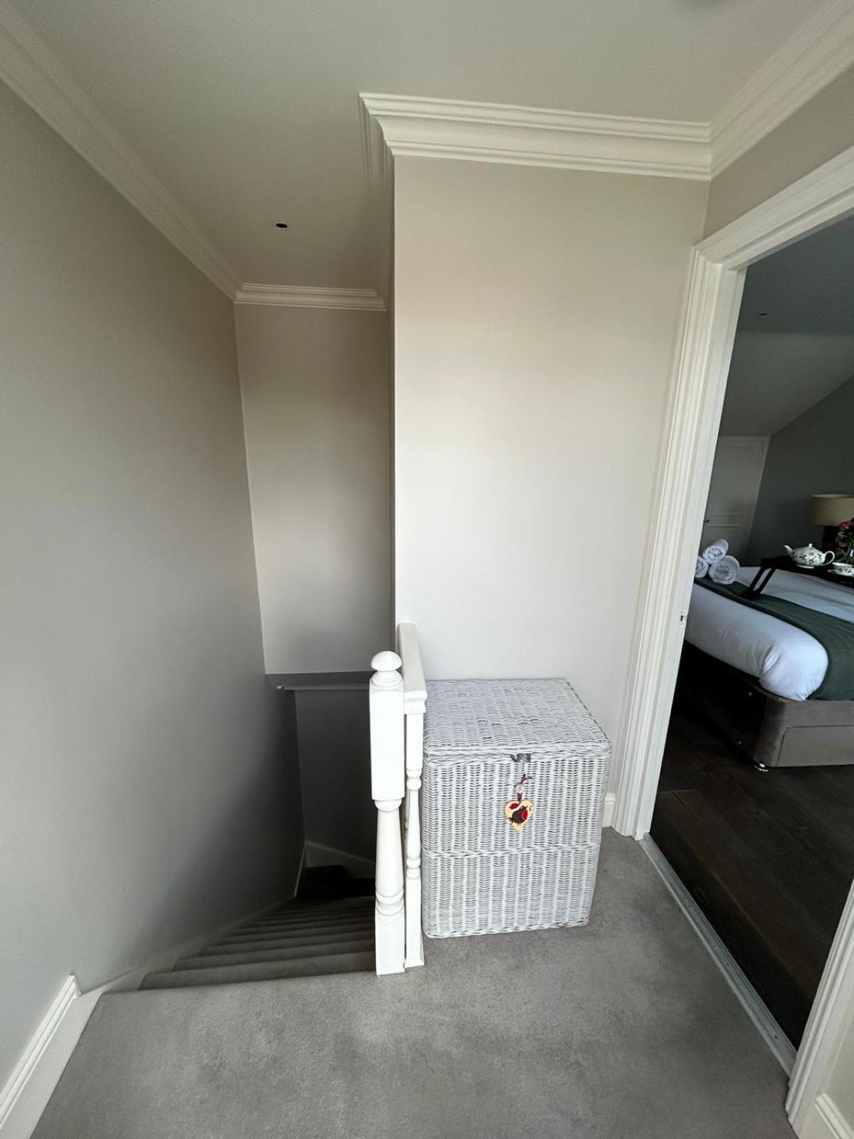 Beautiful And Spacious 2 Bed, 2 Bath Bordering Fulham And Chelsea - Entire With Private Entrance *