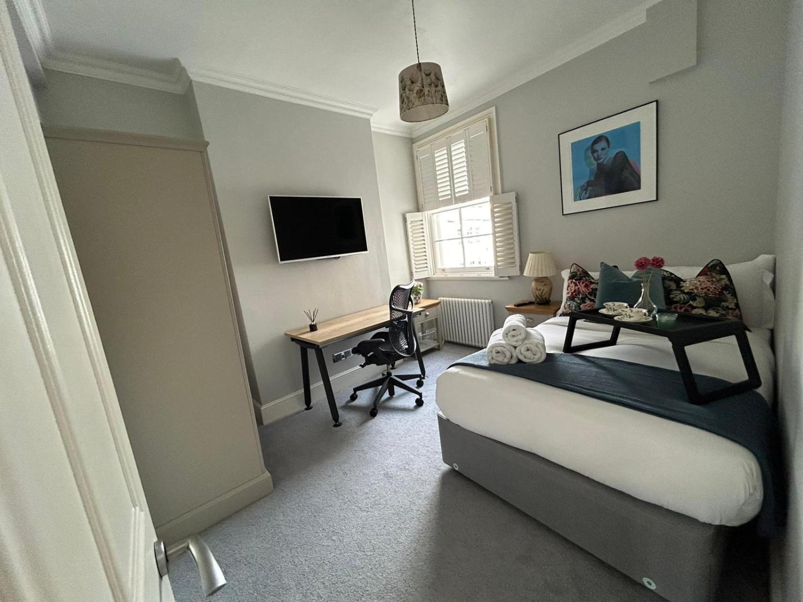 Beautiful And Spacious 2 Bed, 2 Bath Bordering Fulham And Chelsea - Entire With Private Entrance * London