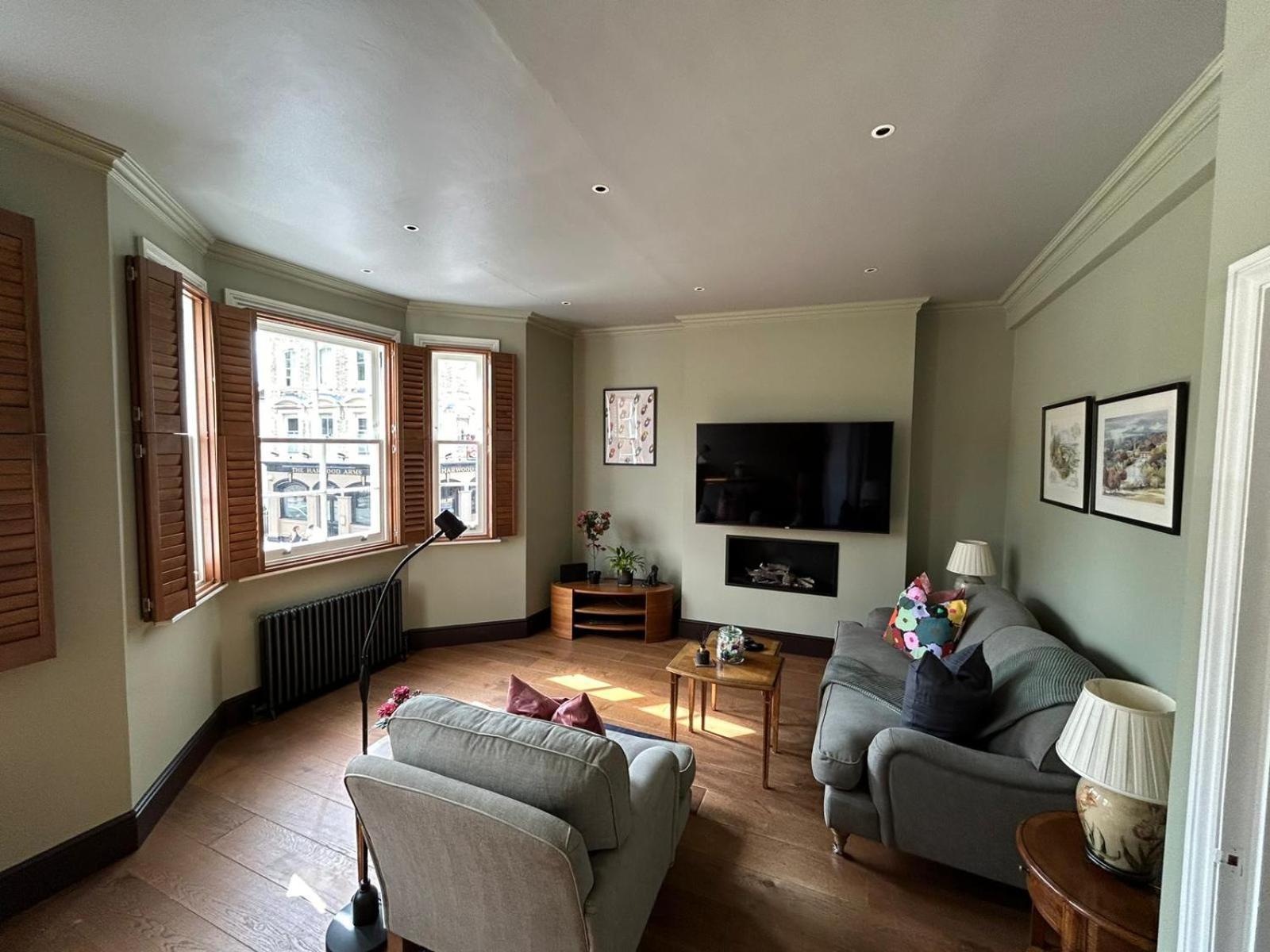 Beautiful And Spacious 2 Bed, 2 Bath Bordering Fulham And Chelsea - Entire With Private Entrance