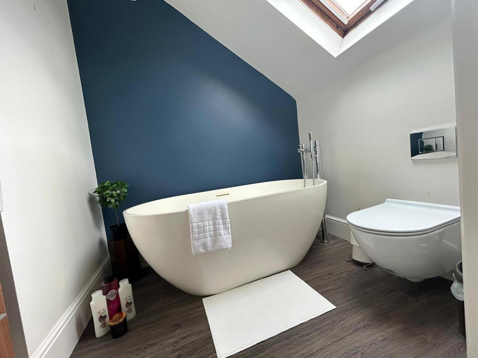 Beautiful And Spacious 2 Bed, 2 Bath Bordering Fulham And Chelsea - Entire With Private Entrance Apartment