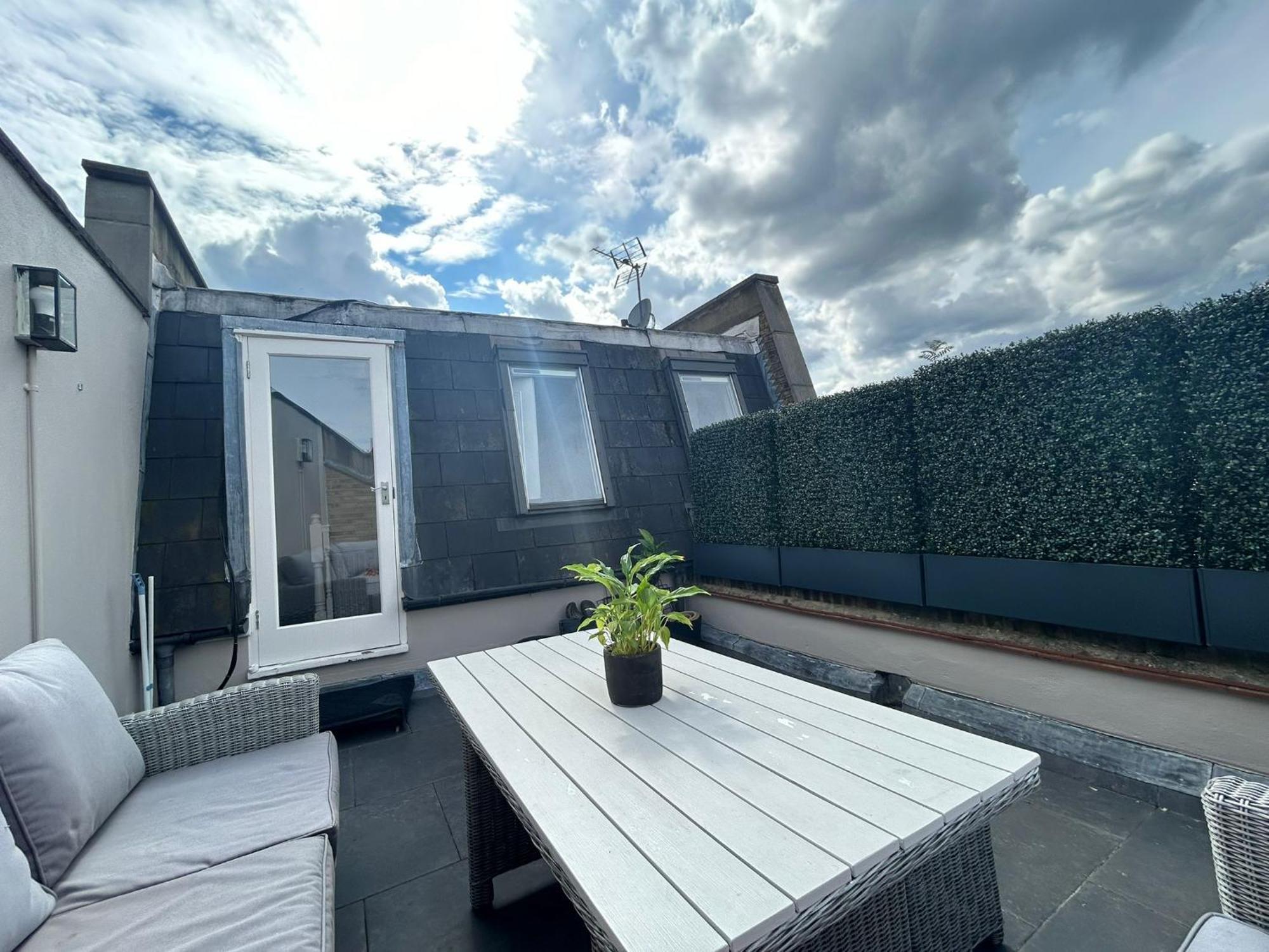 Apartment Beautiful And Spacious 2 Bed, 2 Bath Bordering Fulham And Chelsea - Entire With Private Entrance