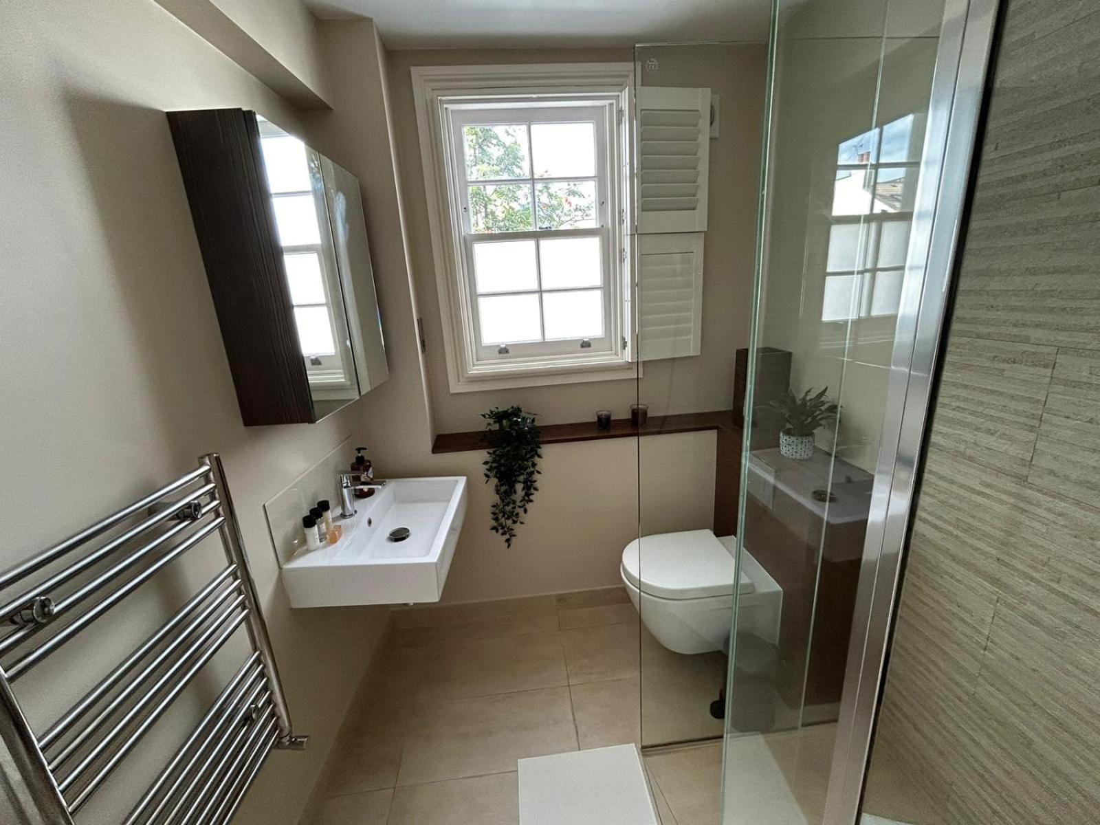 Beautiful And Spacious 2 Bed, 2 Bath Bordering Fulham And Chelsea - Entire With Private Entrance Apartment London