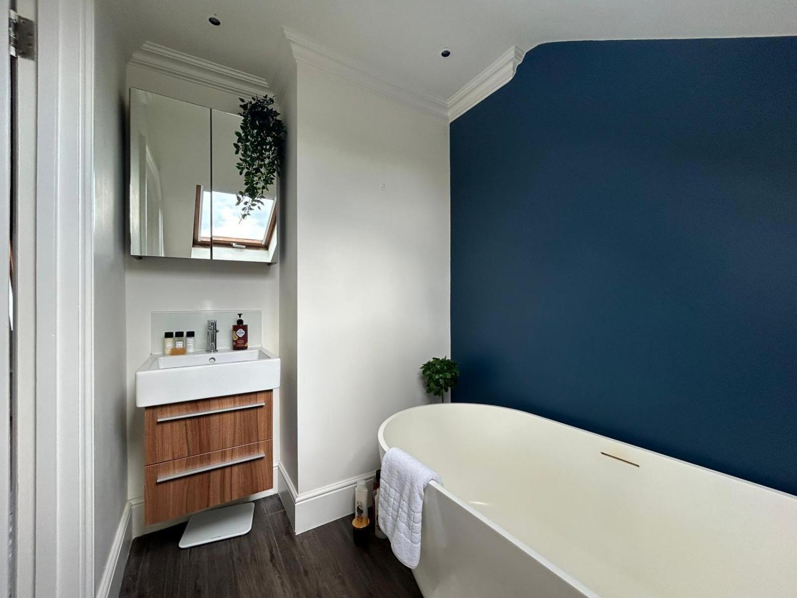 Beautiful And Spacious 2 Bed, 2 Bath Bordering Fulham And Chelsea - Entire With Private Entrance * London