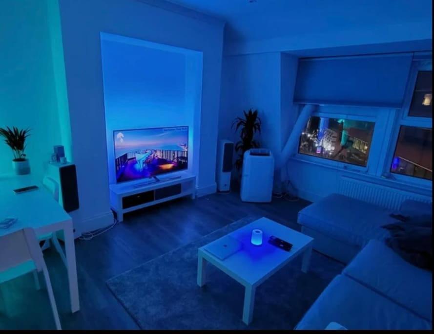 Modern Flat Next To Westfield Apartment