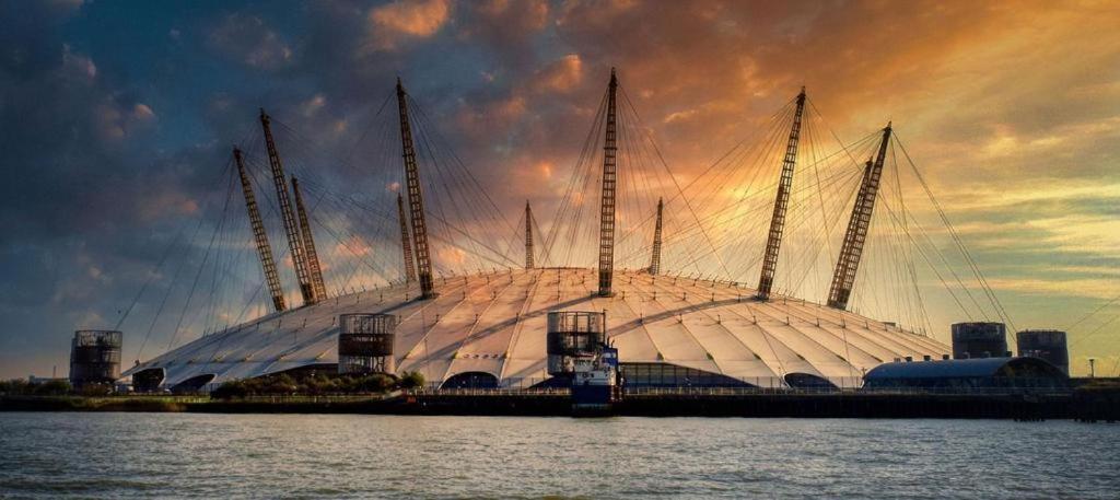 Modern 2-bedroom Near Canary Wharf, O2 Arena & Excel - Excellent Transport Links * London