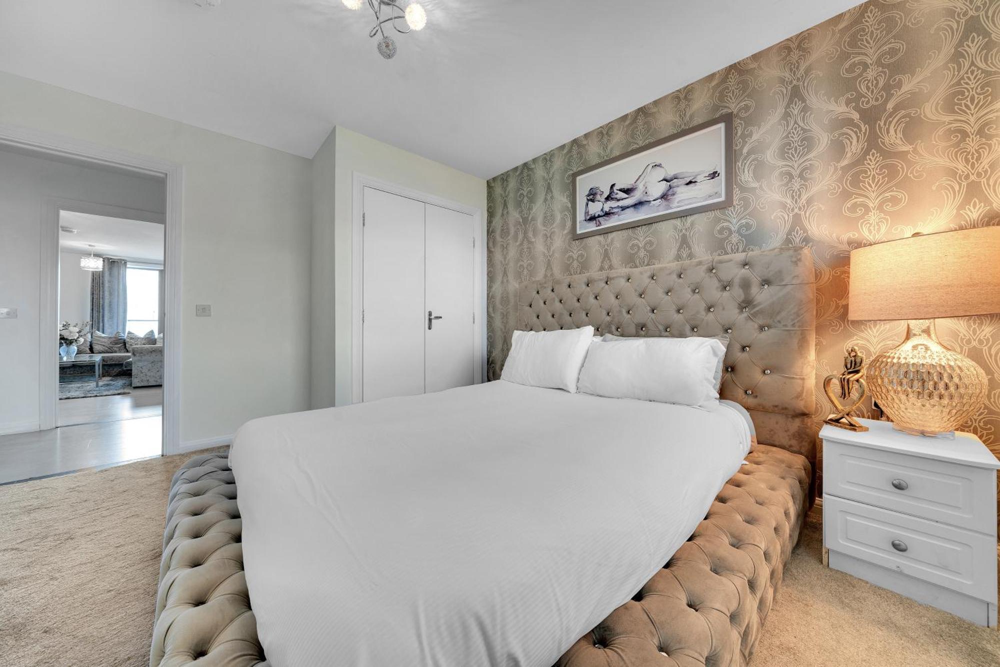 Modern 2-bedroom Near Canary Wharf, O2 Arena & Excel - Excellent Transport Links *
