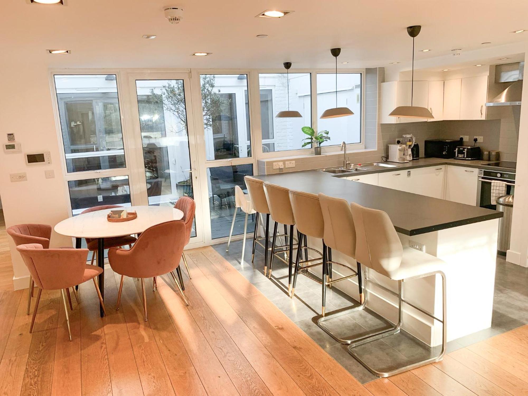 Apartment Spacious 3-bedroom Flat In Holloway With Unique Patio With Free Wi-fi *