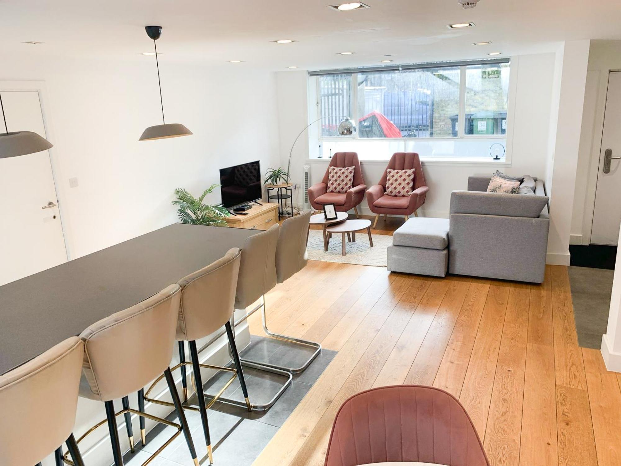 Spacious 3-bedroom Flat In Holloway With Unique Patio With Free Wi-fi *