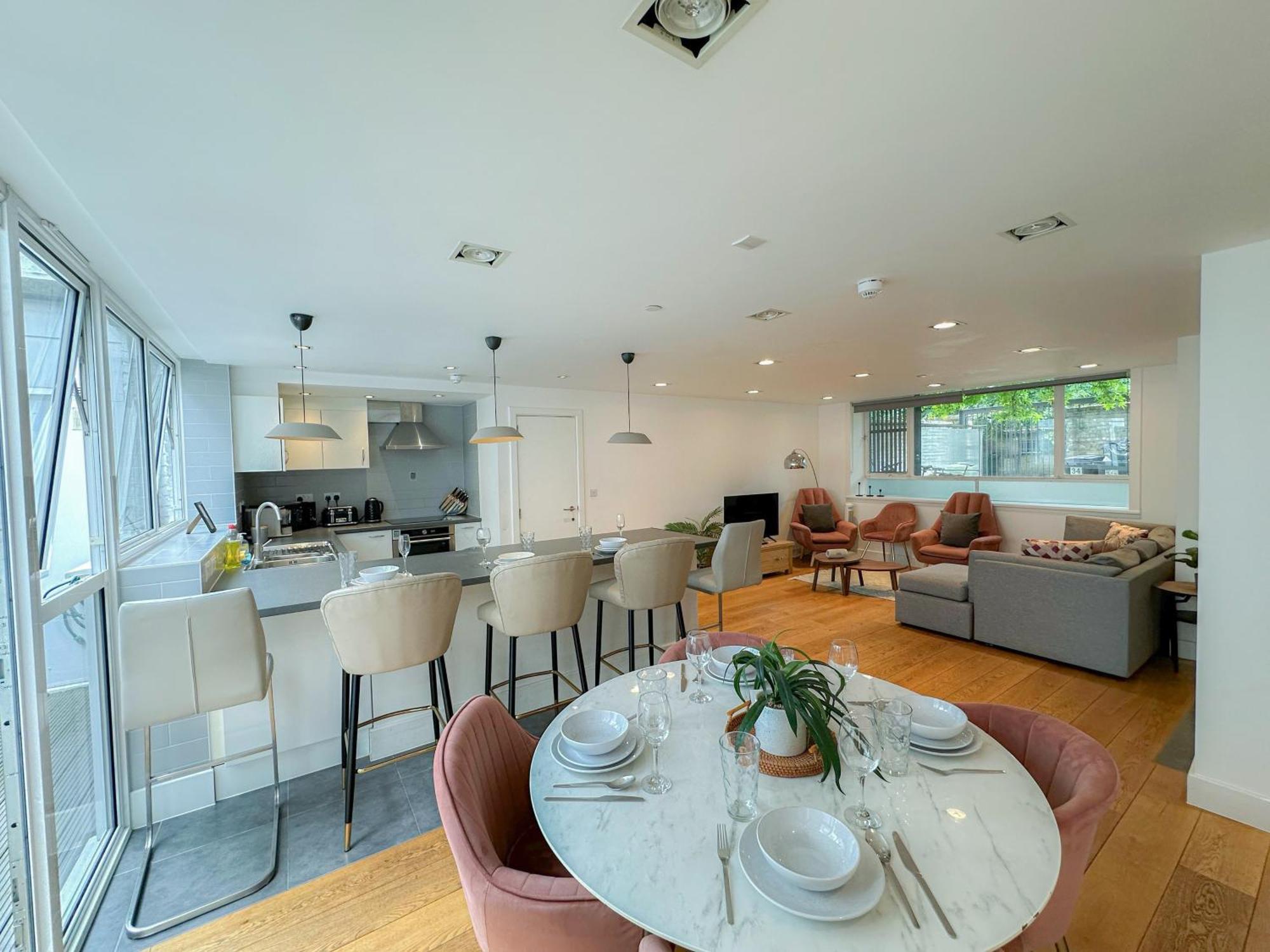 Spacious 3-bedroom Flat In Holloway With Unique Patio With Free Wi-fi Apartment *