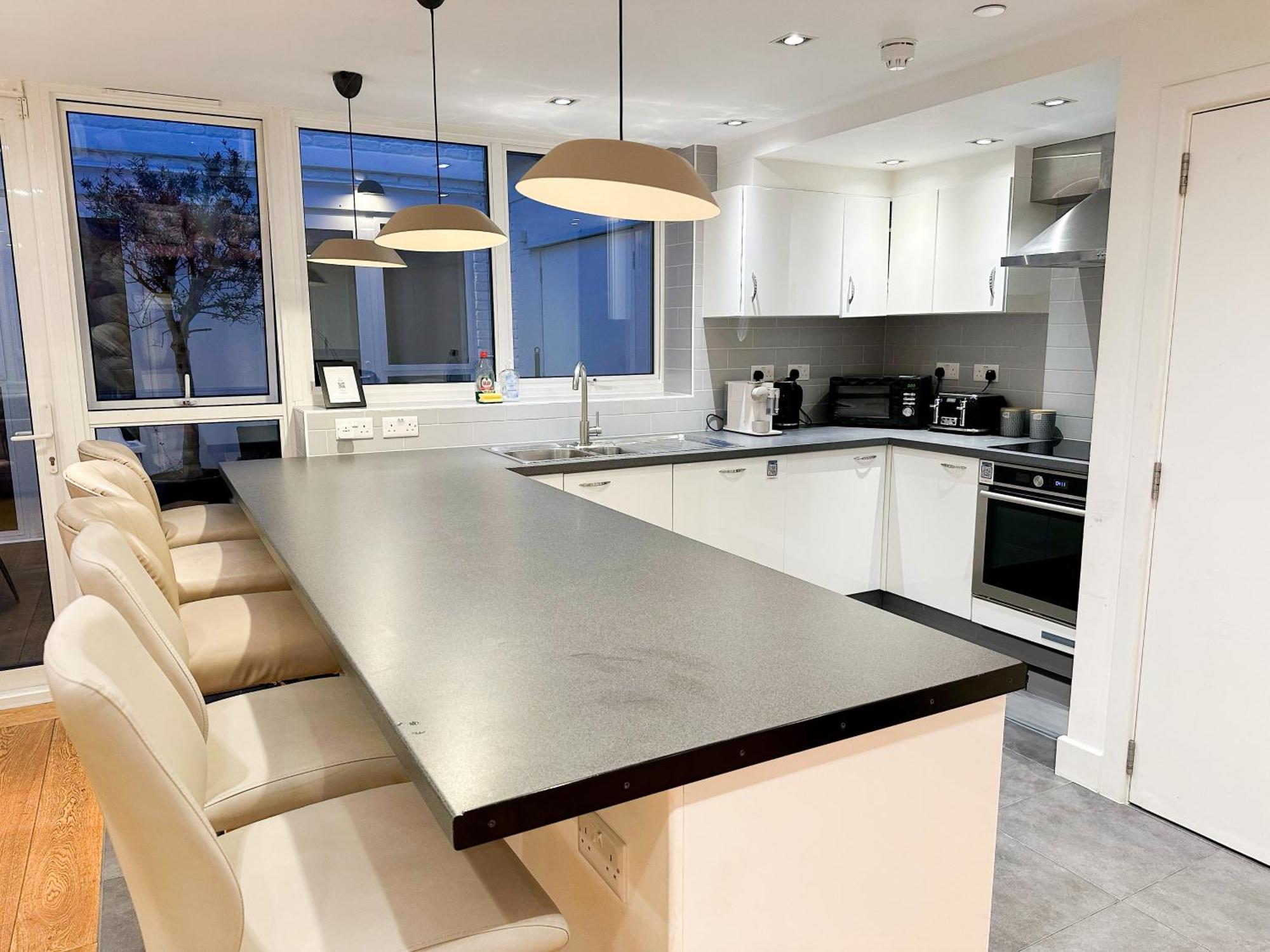 Spacious 3-bedroom Flat In Holloway With Unique Patio With Free Wi-fi *