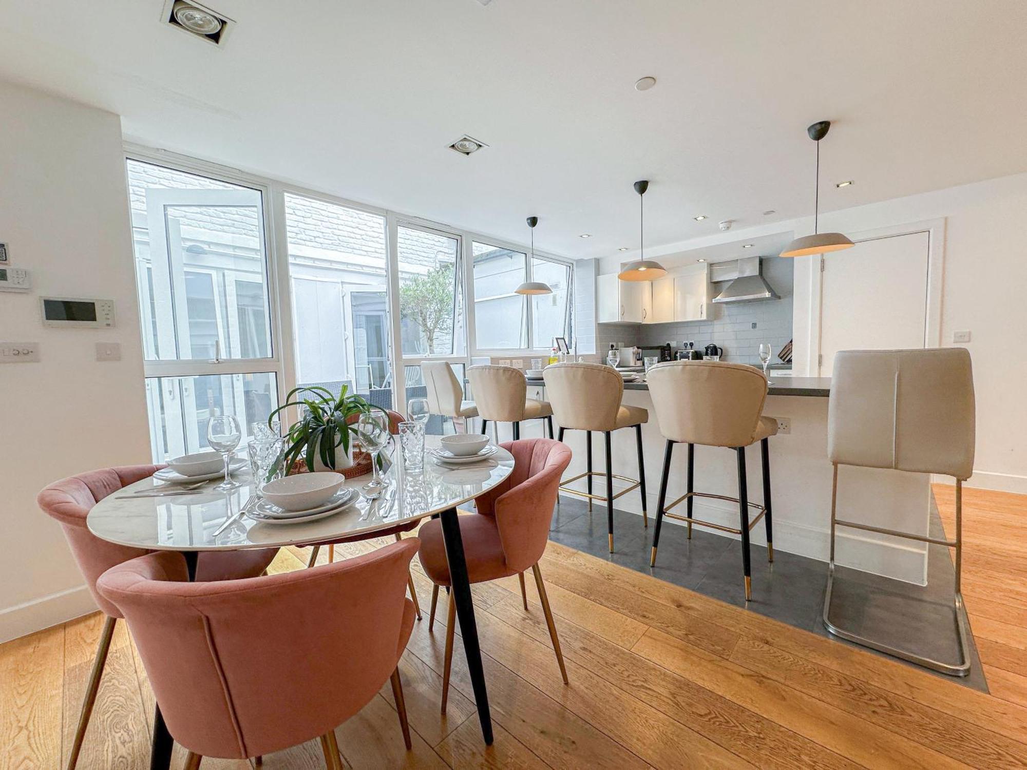 Apartment Spacious 3-bedroom Flat In Holloway With Unique Patio With Free Wi-fi *
