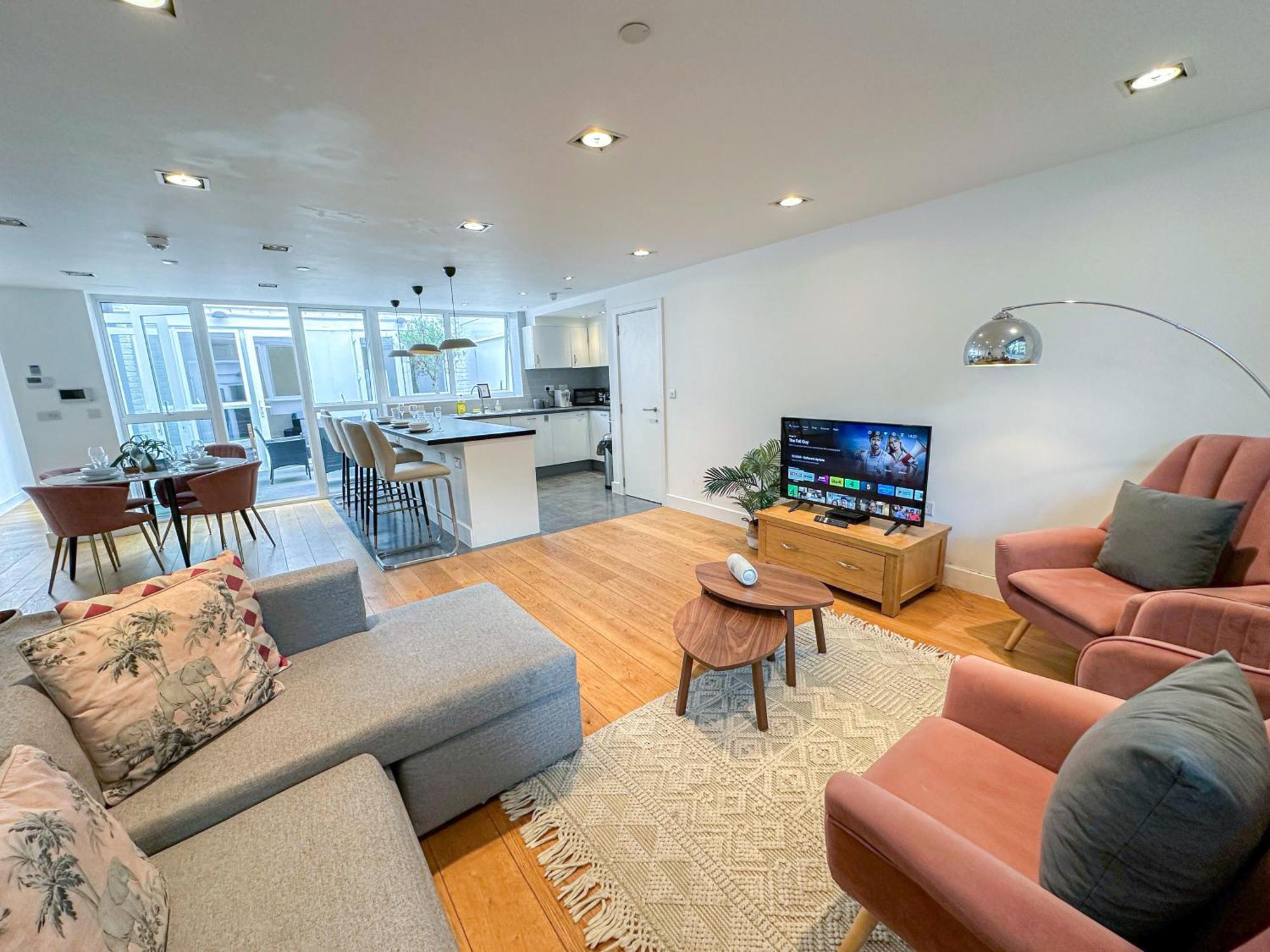 Spacious 3-bedroom Flat In Holloway With Unique Patio With Free Wi-fi London
