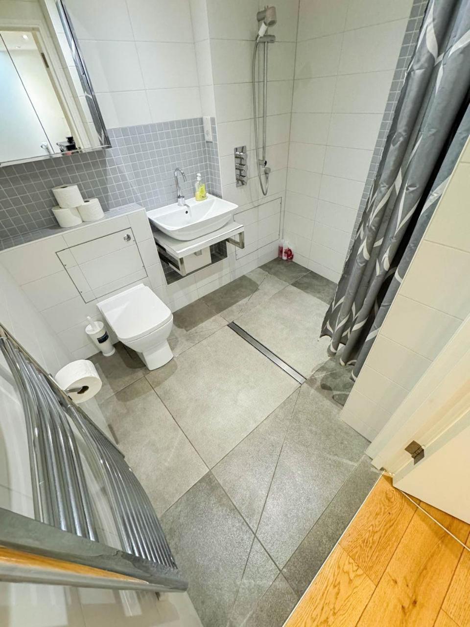 Apartment Spacious 3-bedroom Flat In Holloway With Unique Patio With Free Wi-fi *