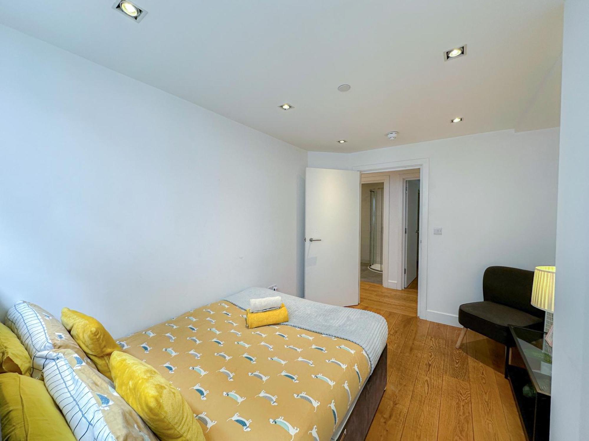 Spacious 3-bedroom Flat In Holloway With Unique Patio With Free Wi-fi *